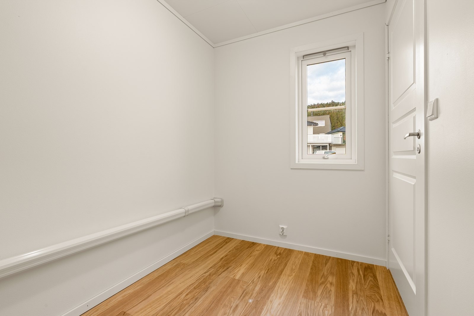 Fra entreen finner man et praktisk disponibelt rom, perfekt for ekstra oppbevaring. Galleribilde