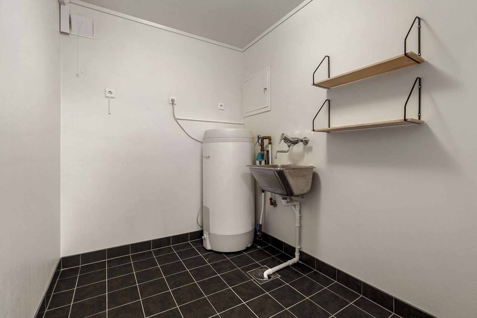 Boligen har også eget vaskerom. Rommet er innredet med utslagsvask og hyller, og er godt tilpasset en aktiv hverdag. Galleribilde