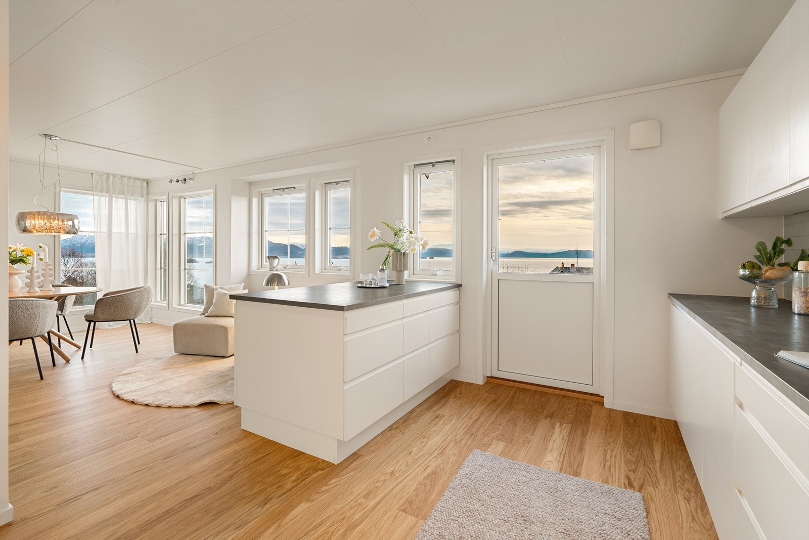 I tillegg er det en romslig kjøkkenøy med ekstra skuffer og skap, som gir både arbeidsplass og god oppbevaring - perfekt for sosial matlaging. Galleribilde