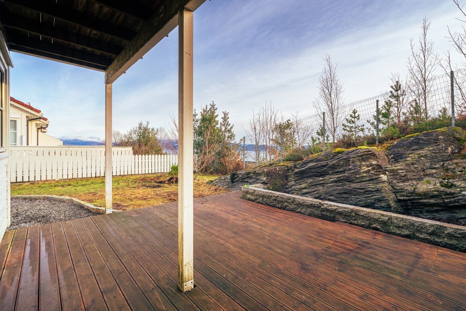 uteområdet er pent opparbeidet med terrasse, gruset internvei og grøntareal. Galleribilde
