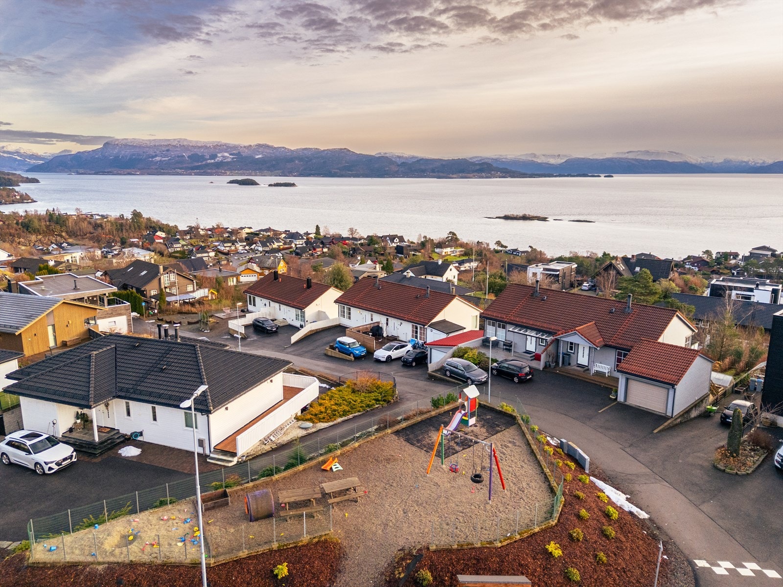 Området rundt Kuvågen er perfekt for de som ønsker å bo nær naturen, med kort vei til idrettsanlegg, turstier og fjellområder som Liafjellet, samt mange fine turmuligheter i kommunen. Galleribilde