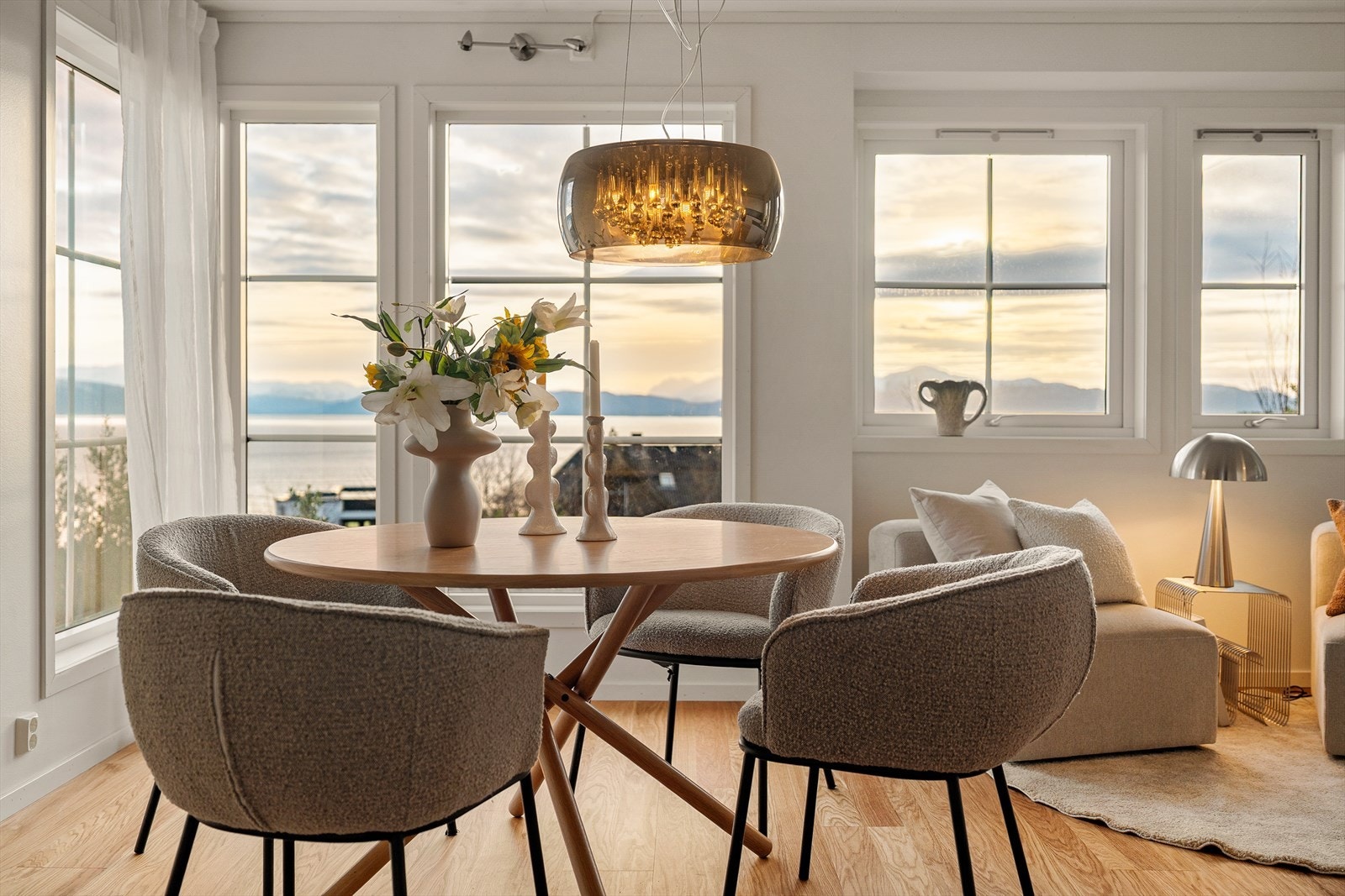 En moderne og svært attraktiv tomannsbolig fra 2014. Galleribilde