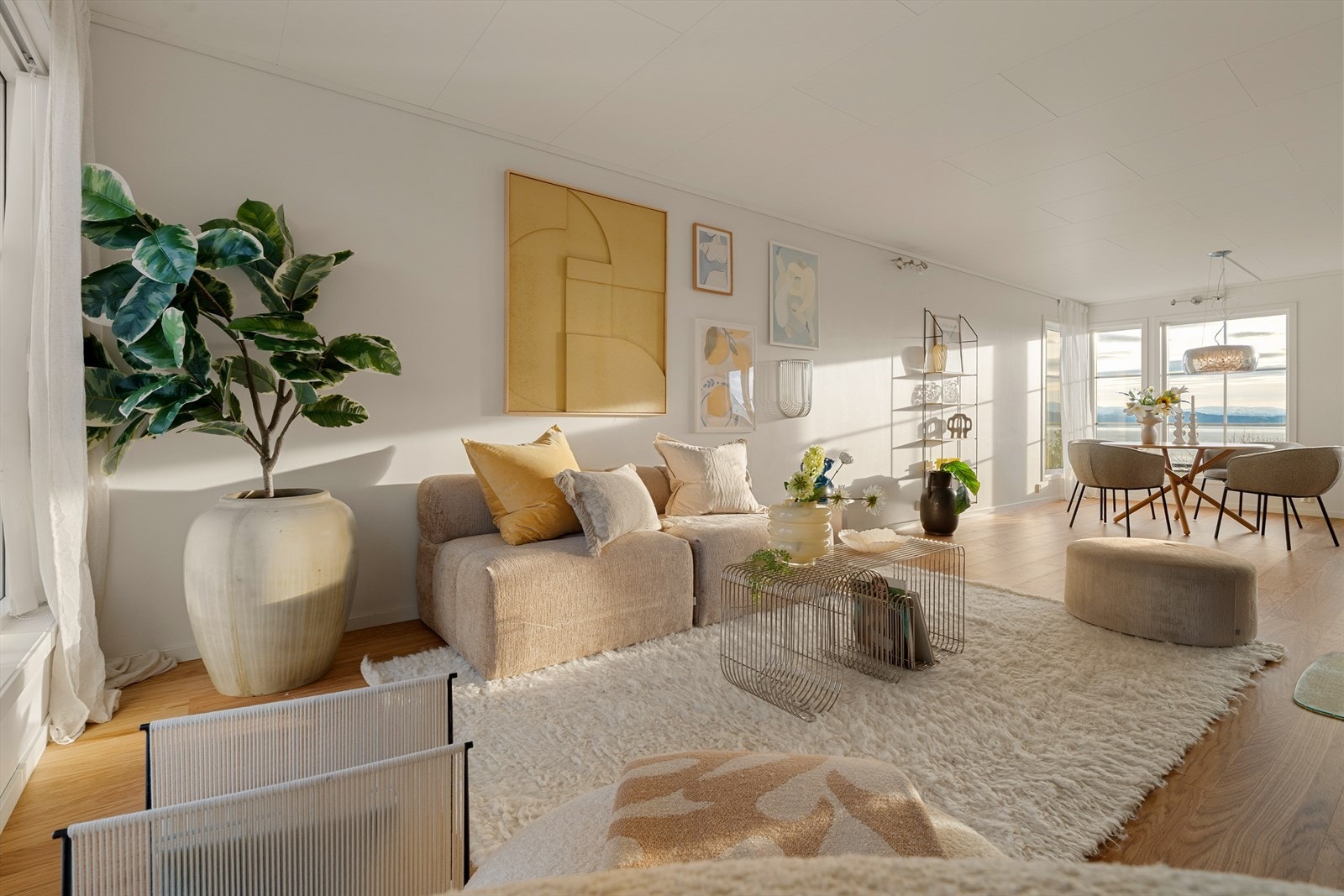 Her får du en luftig og behagelig romfølelse, med gode møbleringsmuligheter og naturlige soner for både sofagruppe og spiseplass Galleribilde