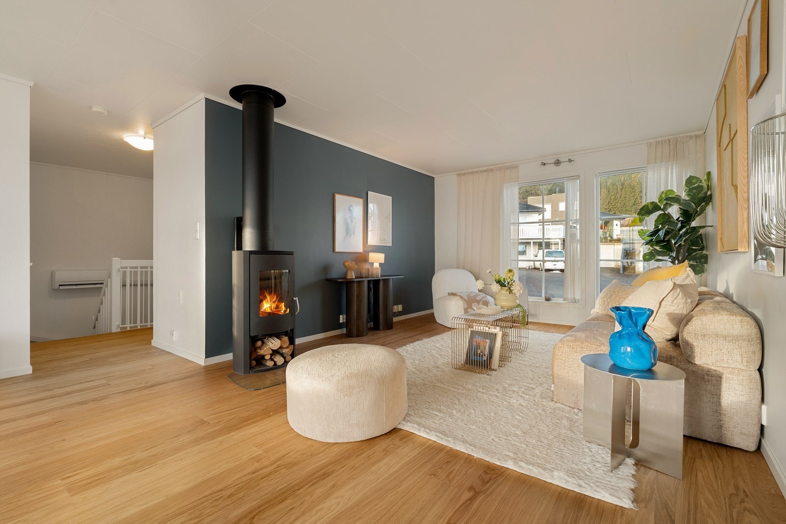 Videre åpner boligen seg til en sosial og åpen stue- og kjøkkenløsning på hele 51 m². Galleribilde