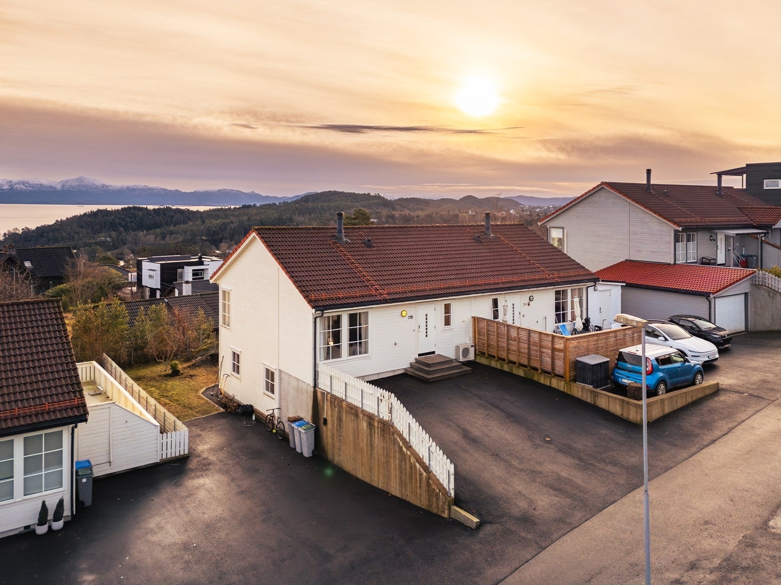 Dagligvarehandelen kan gjøres på Kiwi Moberg, bare noen hundre meter unna, og Os sentrum med Amfi Os ligger fem minutter unna med bil. Her finnes et bredt utvalg av servicetilbud, som apotek, vinmonopol, restauranter, kafeer og butikker. Galleribilde