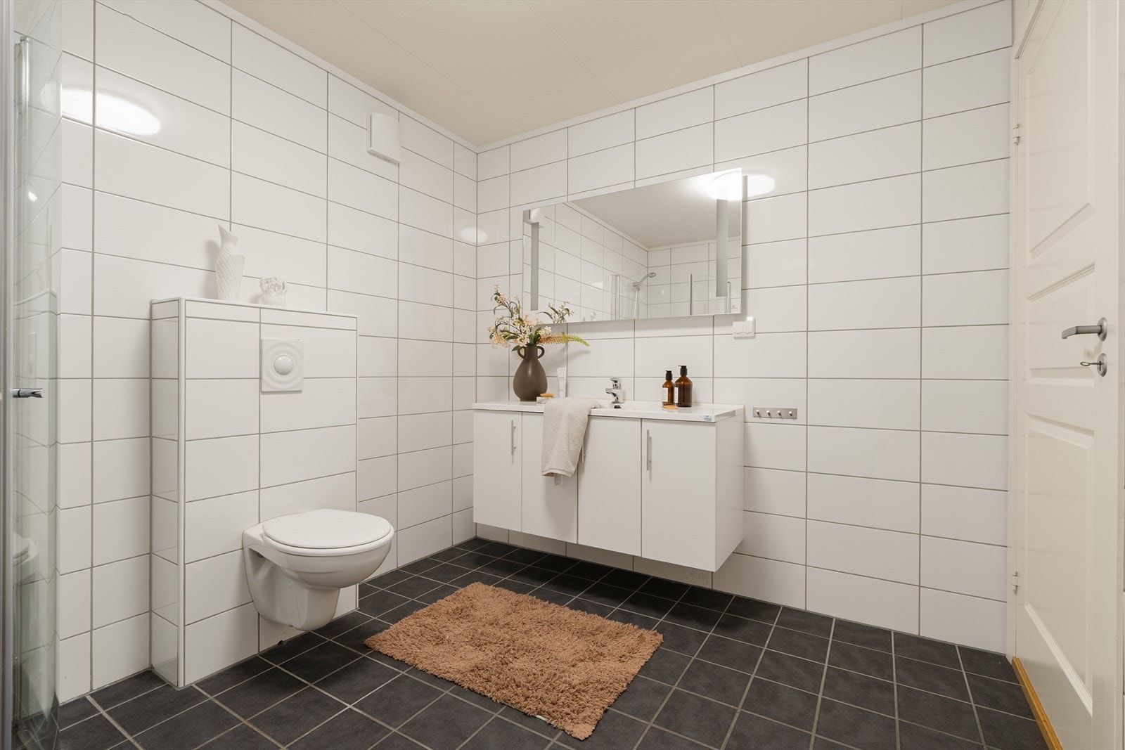 Badet er helfliset og har komfortabel gulvvarme. Galleribilde