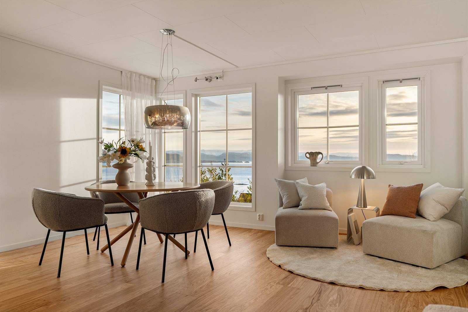 Store vindusflater slipper inn rikelig med dagslys, og den flotte utsikten skaper en nydelig ramme rundt oppholdsrommet. Galleribilde