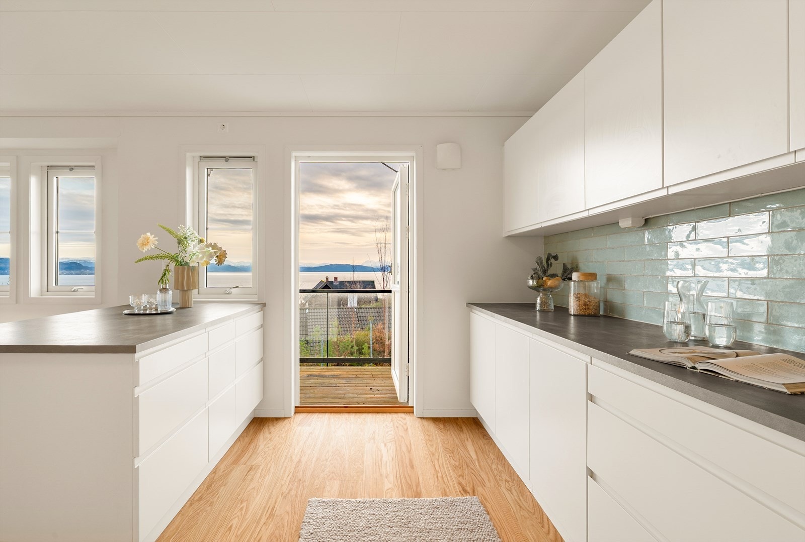 Fra kjøkkenet er det utgang til en hyggelig altan på ca. 9,6 m². Galleribilde