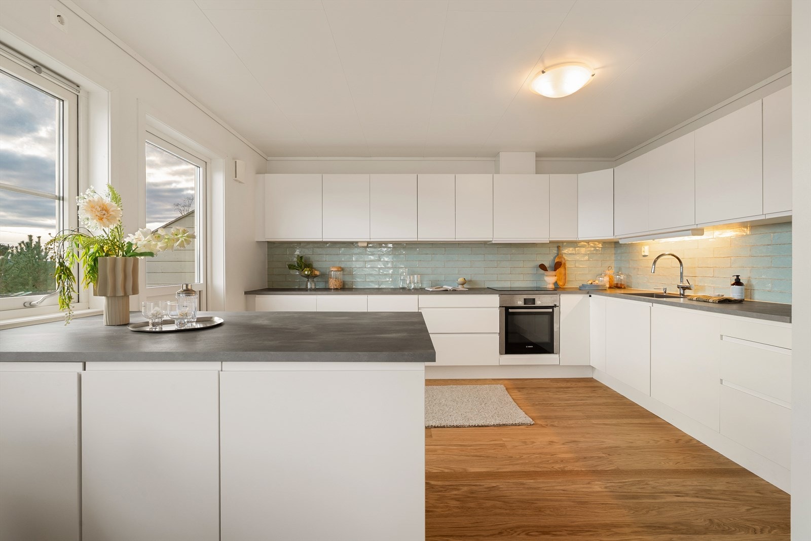 Kjøkkenet har kompositt oppvaskkum og integrerte hvitevarer, inkludert kjøleskap, oppvaskmaskin, stekeovn og induksjonstopp. Galleribilde