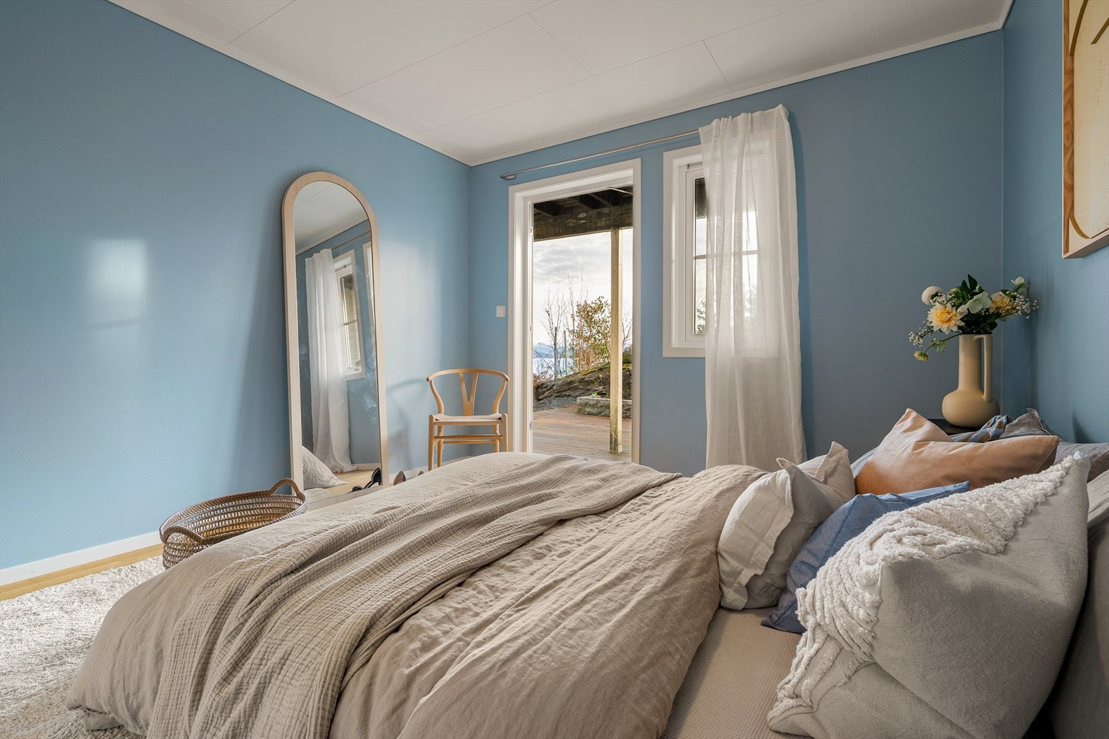 Her er det god plass til å innrede med dobbelseng, nattbord og ønsket garderobeløsning. Galleribilde