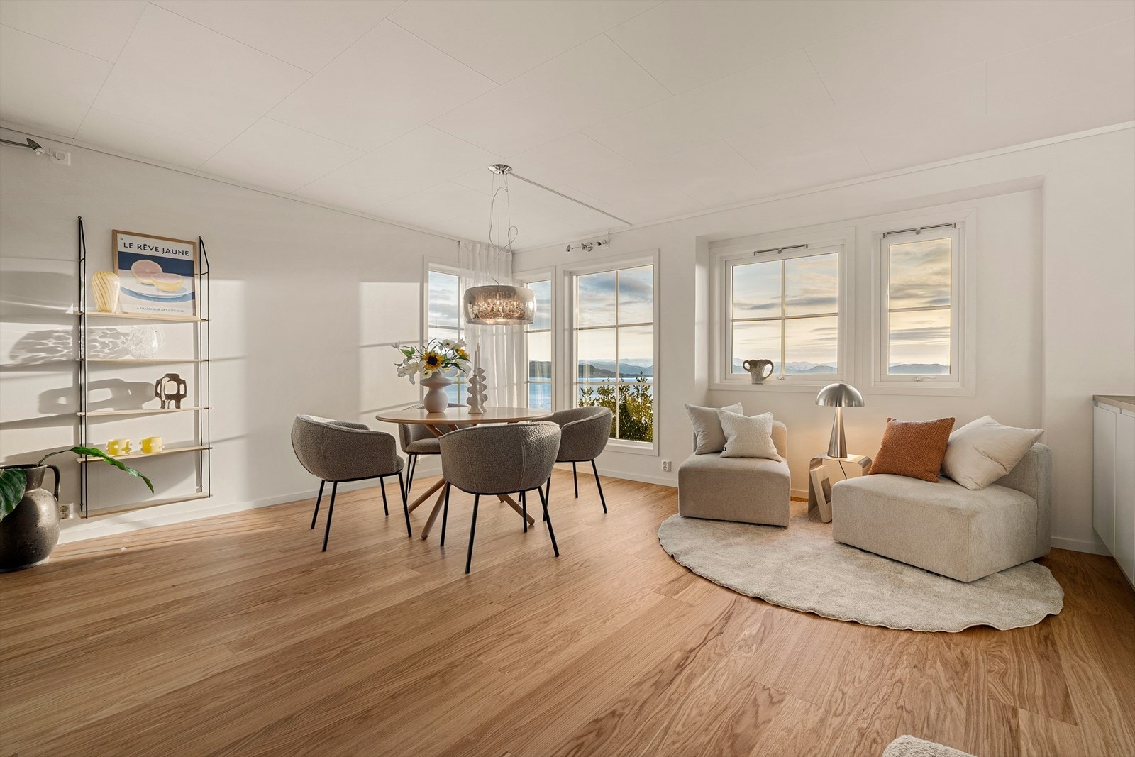 Boligen ligger i et attraktivt område i Ytre Moberg, med alt man trenger i nærheten. Barnehager, skoler og busstopp er rett i nærheten, og Osøyros liv og tilbud nås på bare fem minutter med bil. Galleribilde