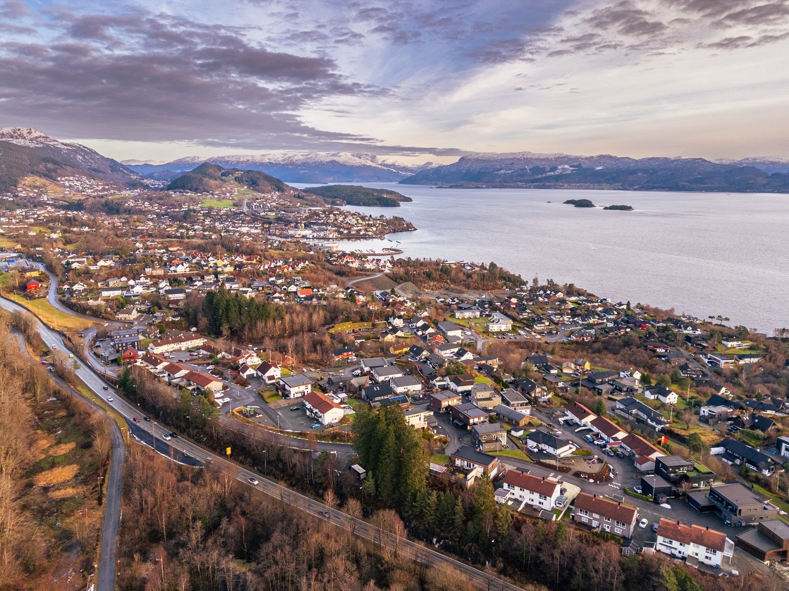 Velkommen til visning i attraktive Kuvågvegen - Husk påmelding til megler! Galleribilde