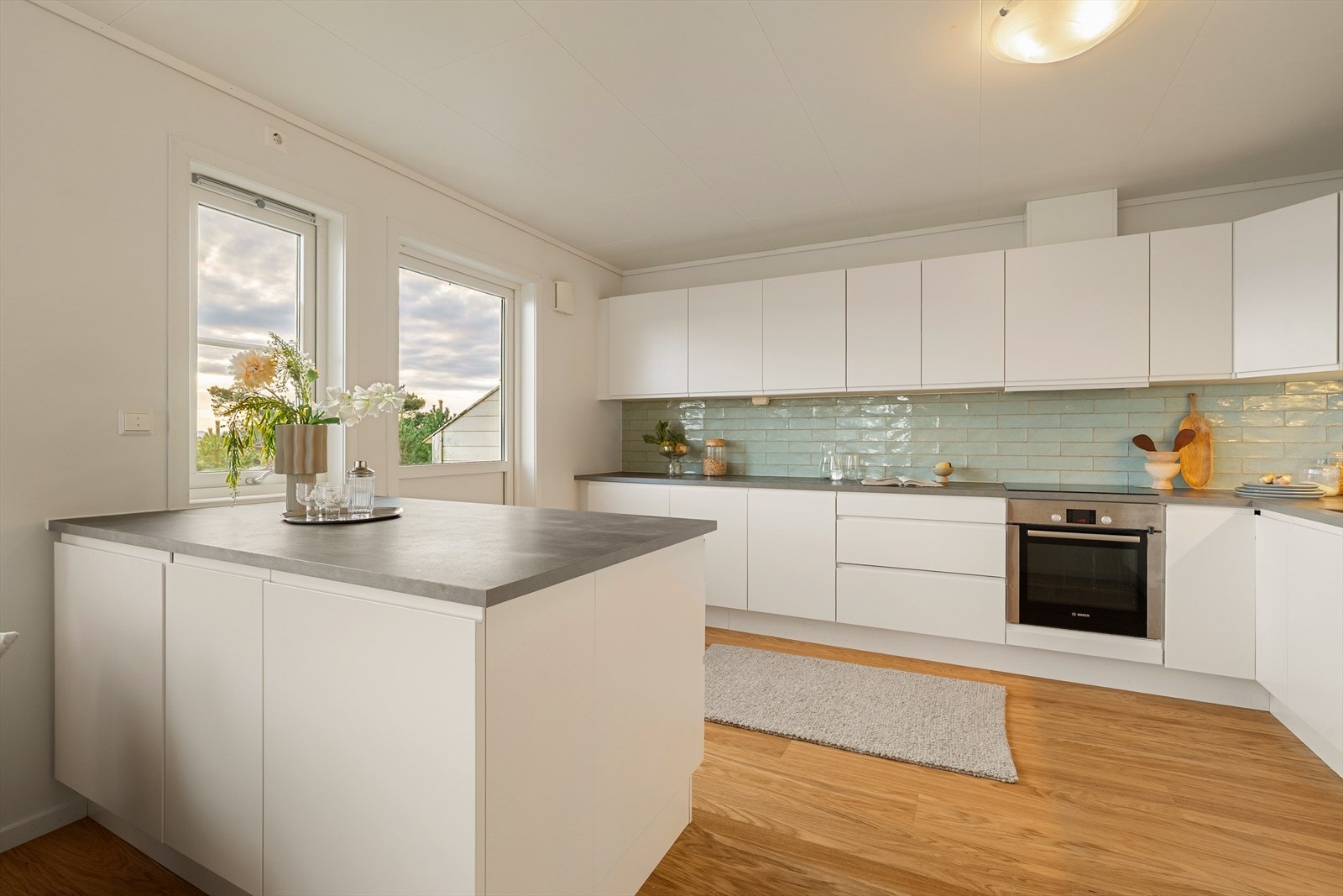 Over benkeplaten er det fliser på vegg, som både er praktisk og pent. Galleribilde