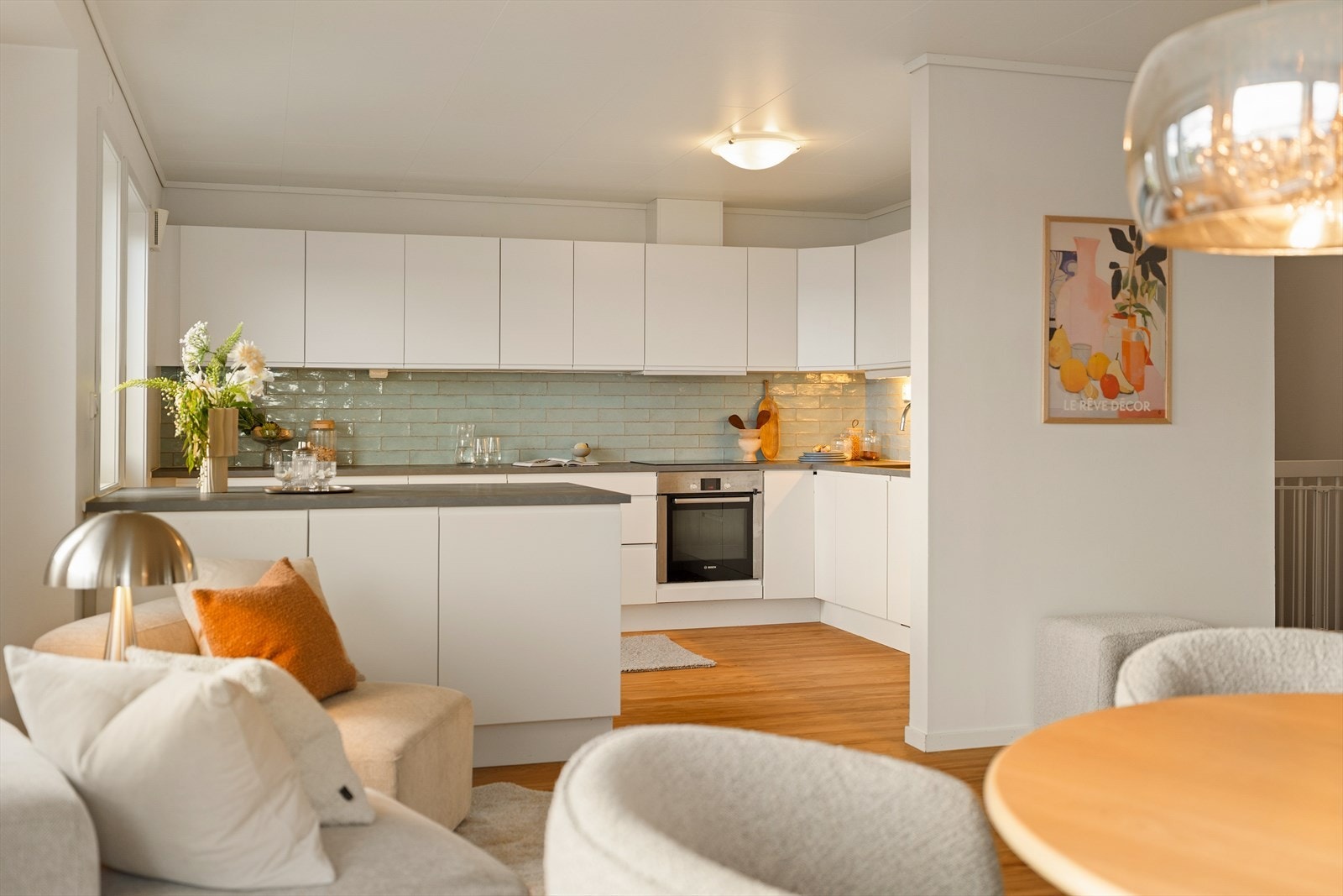 Kjøkkenet er moderne og lyst med glatte fronter og et tidsriktig uttrykk. Galleribilde