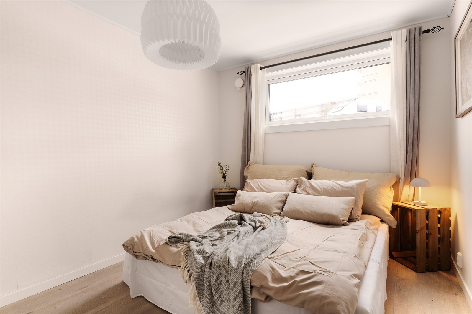 Romslig hovedsoverom i 1.etg. med god plass for dobbeltseng og stor garderobe. Galleribilde