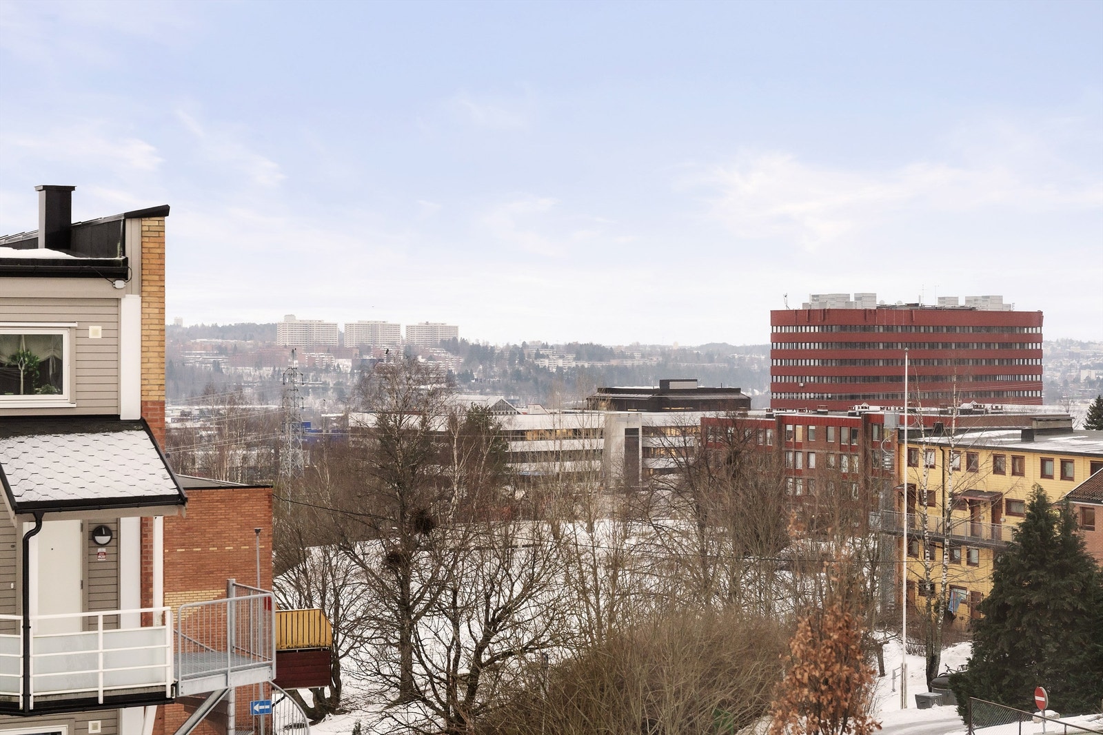 Utsyn fra terrassen ned mot byen. Galleribilde