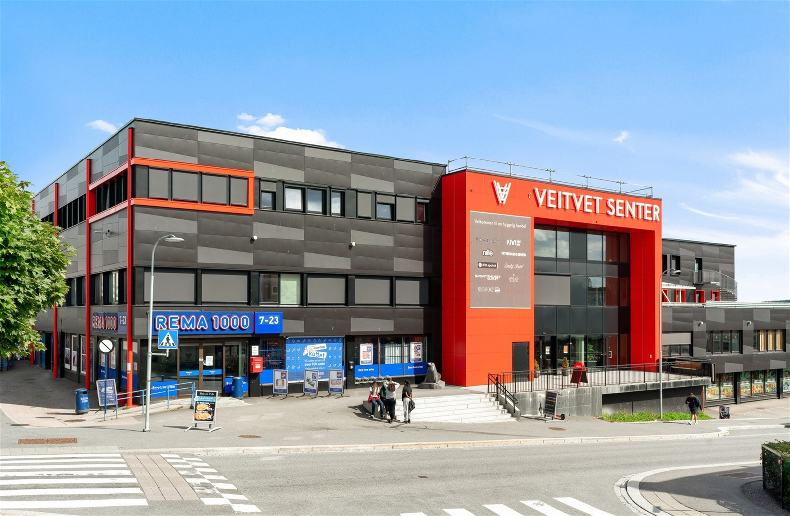 Veitvet senter har både Kiwi og Rema1000 med post-i-butikk, apotek, legesenter, tannlege, treningssenter, bowlinghall, ungdomssenter, kulturhus mm. Galleribilde