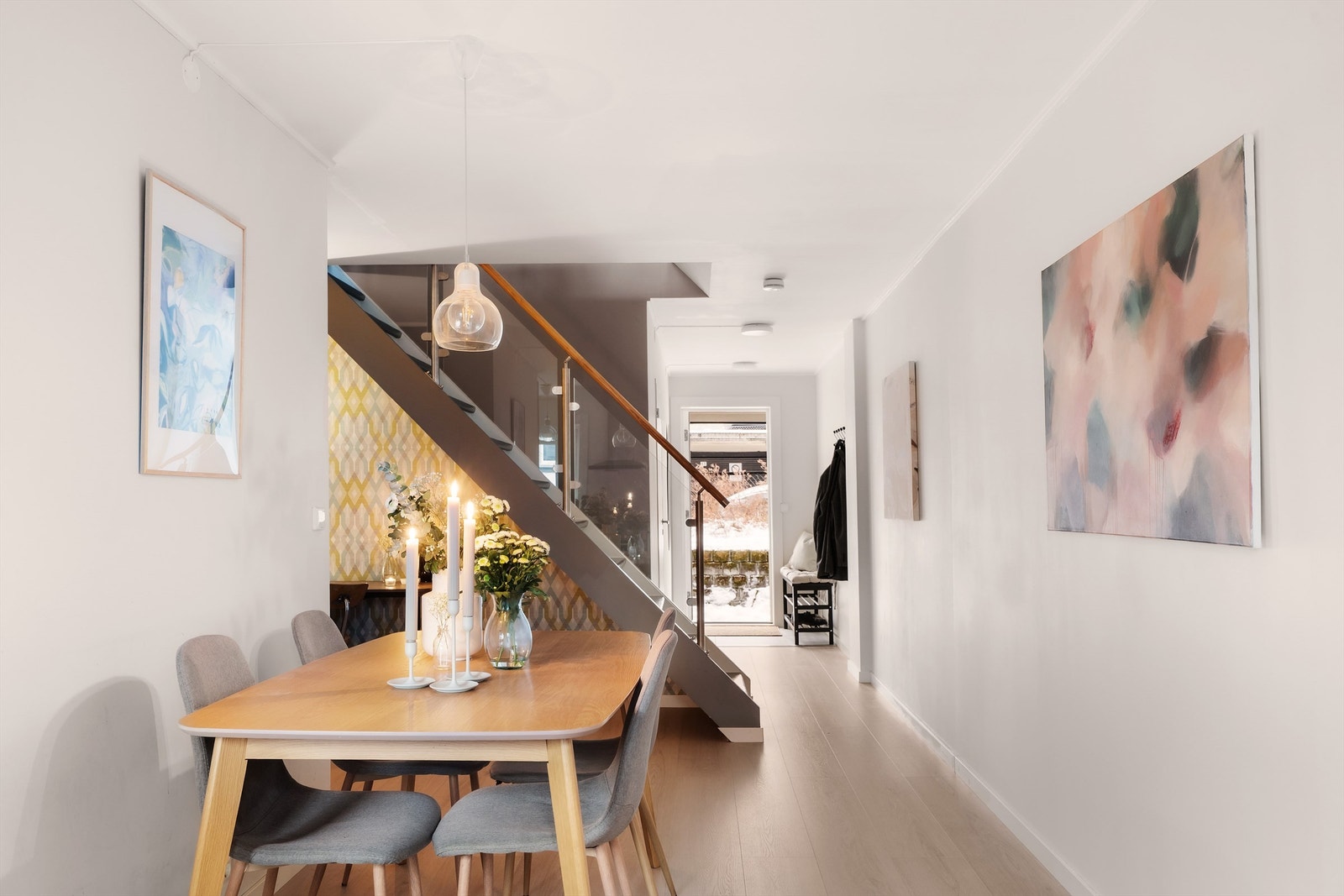 Med store oppholdsrom er det god plass for spisebord i 1.etg. Galleribilde