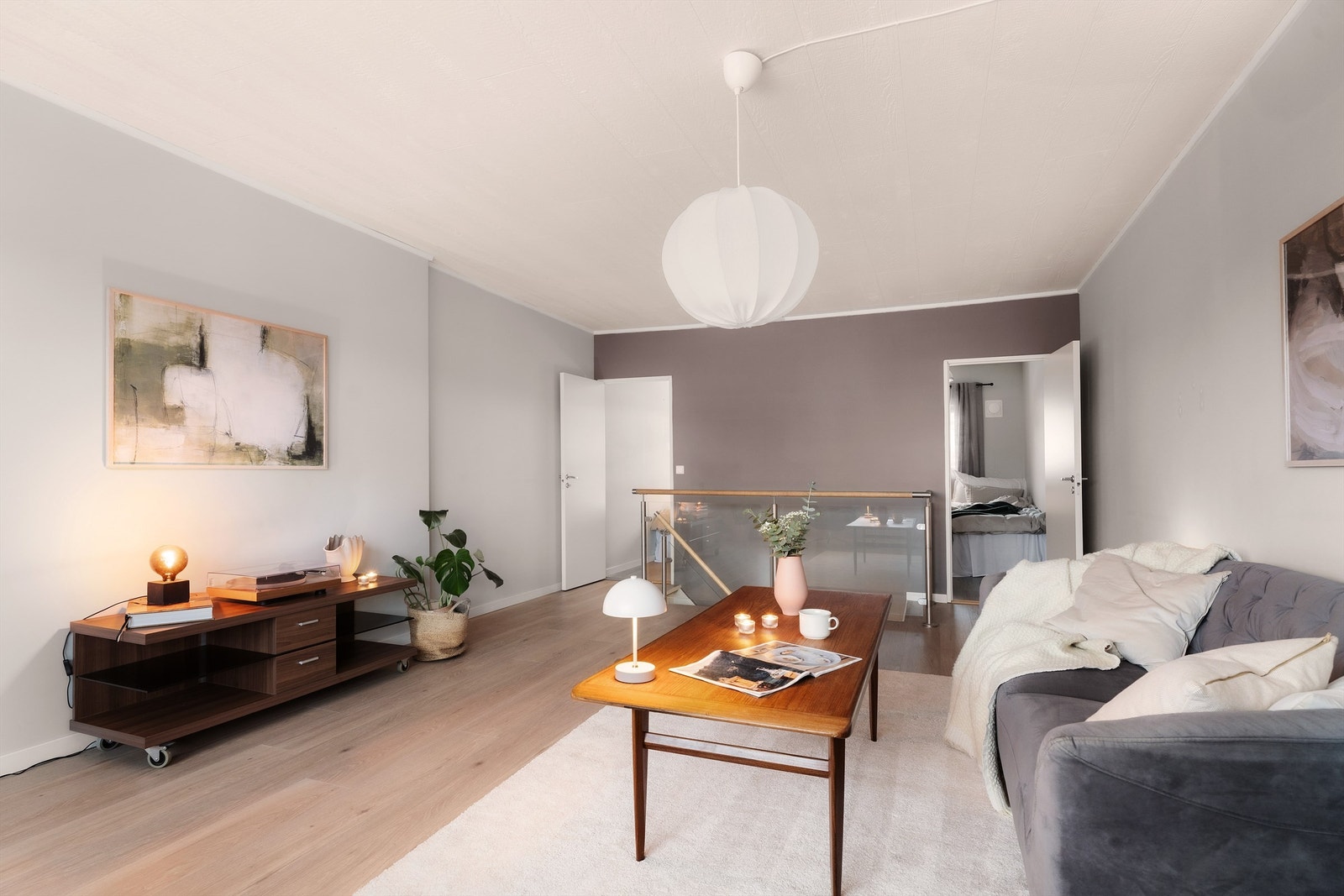 Med god størrelse på stuen er det plass til både sofa og spisebord. Galleribilde