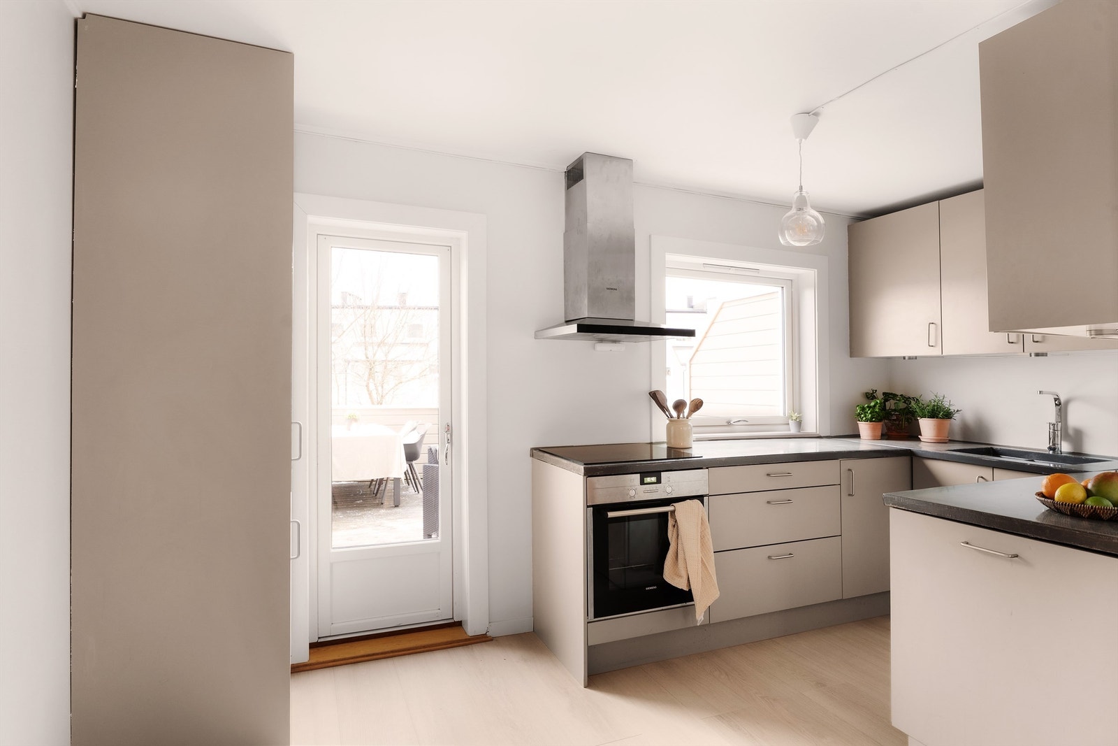 Boligen fremstår som velholdt med gjennomgående god standard i alle rom. Her kan du flytte rett inn!
Foto: Nadia Frantsen Isnitt Galleribilde