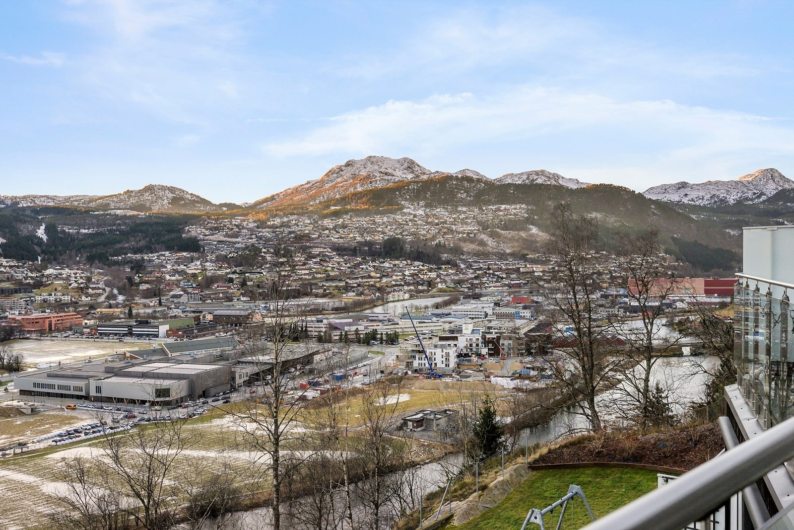 Her ser du både elvaløp og fjelltoppar. Bustadfelta og sentrum lyser fint opp på kveldstid. Galleribilde