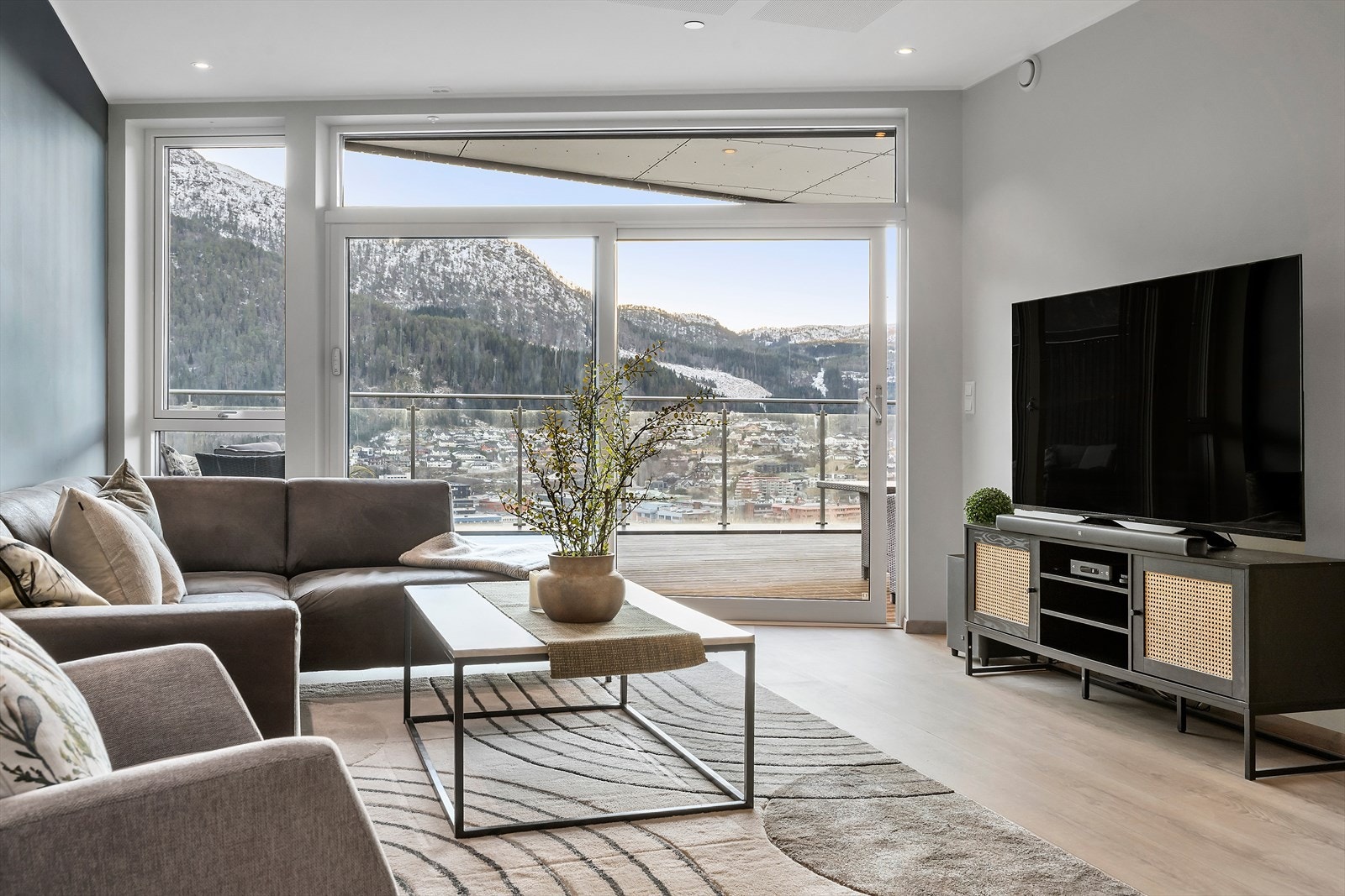 Her har du storslagen utsikt, både ute og inne. Leilegheita har ingen innsyn. Galleribilde