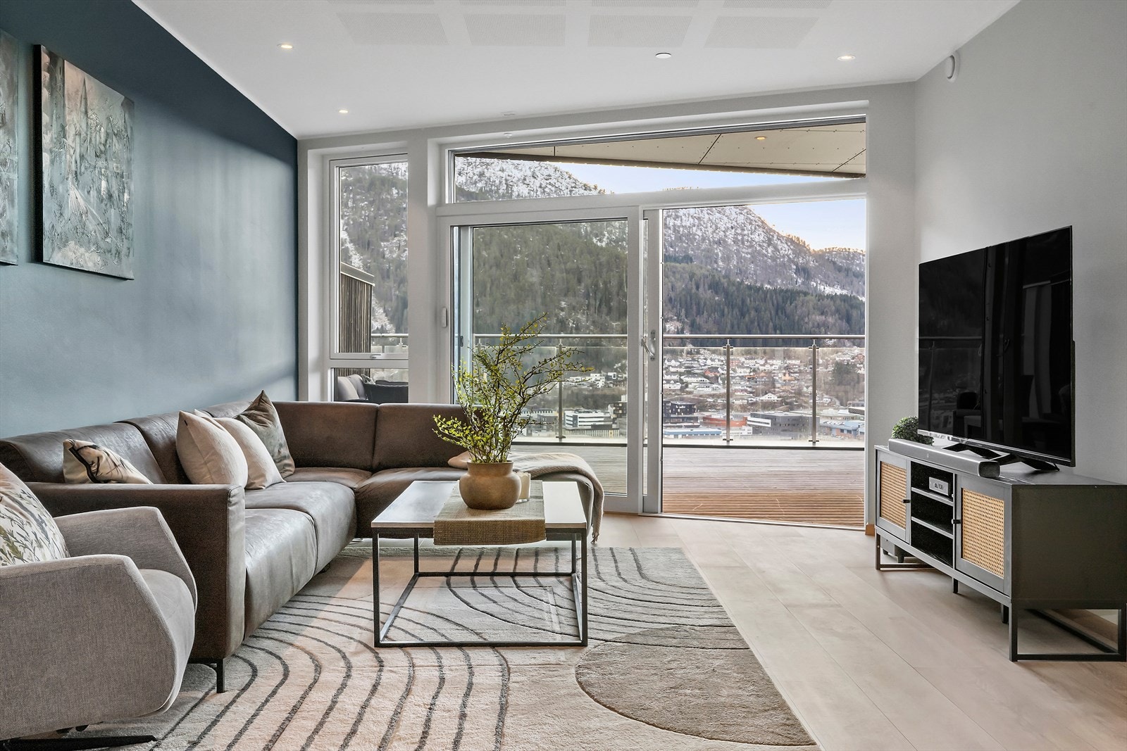 Leilegheita framstår velhalde med gode kvalitetar. Her er det slette overflater og listefrie overgangar mellom veggar og himlingar. Galleribilde