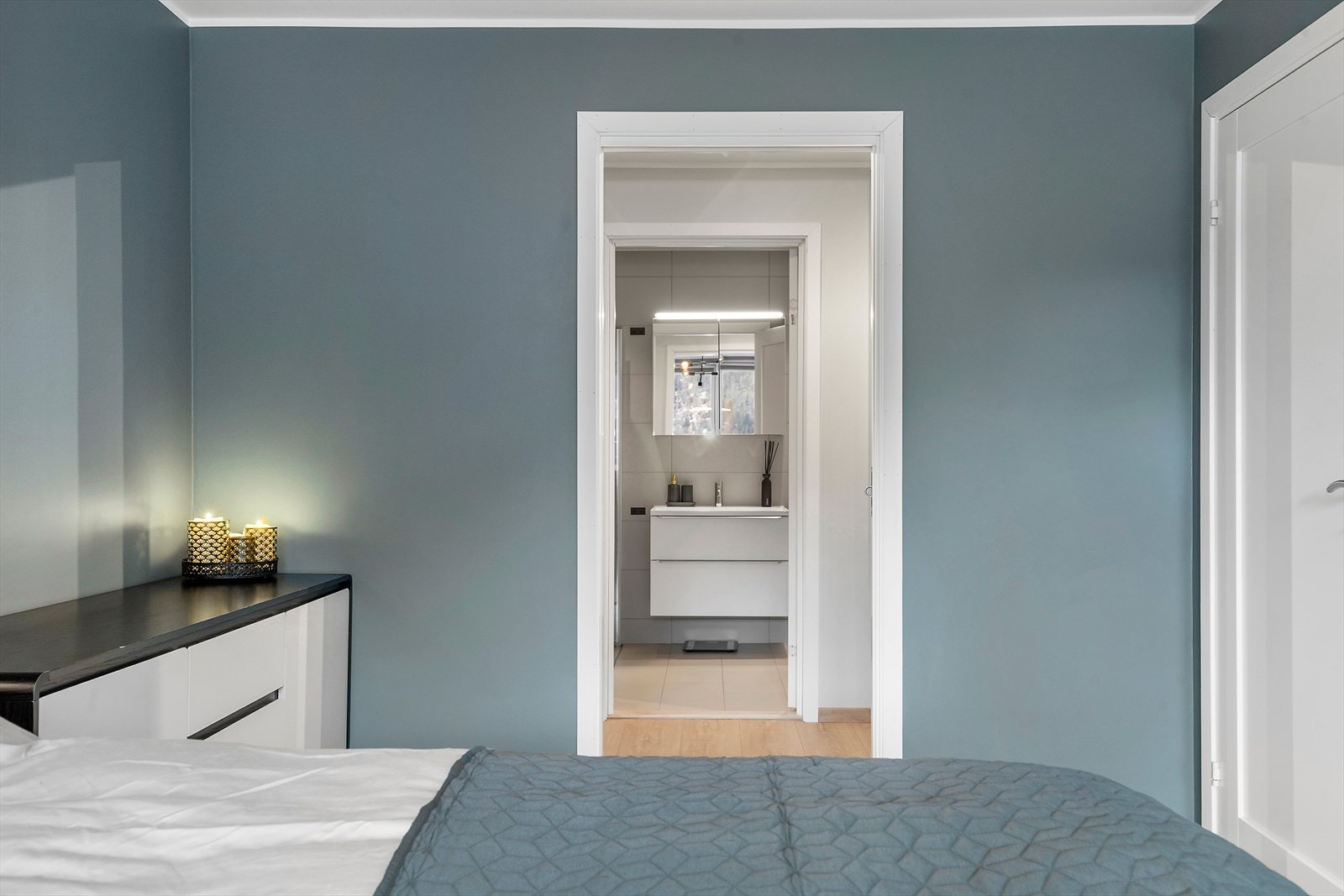 I bakre del er det garderoberom og bad/vaskerom. Galleribilde