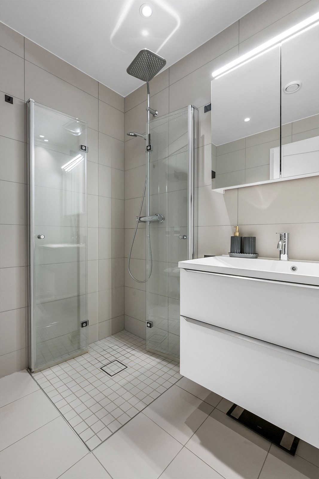 Dusjarmaturet har både himmel- og handdusj. Galleribilde