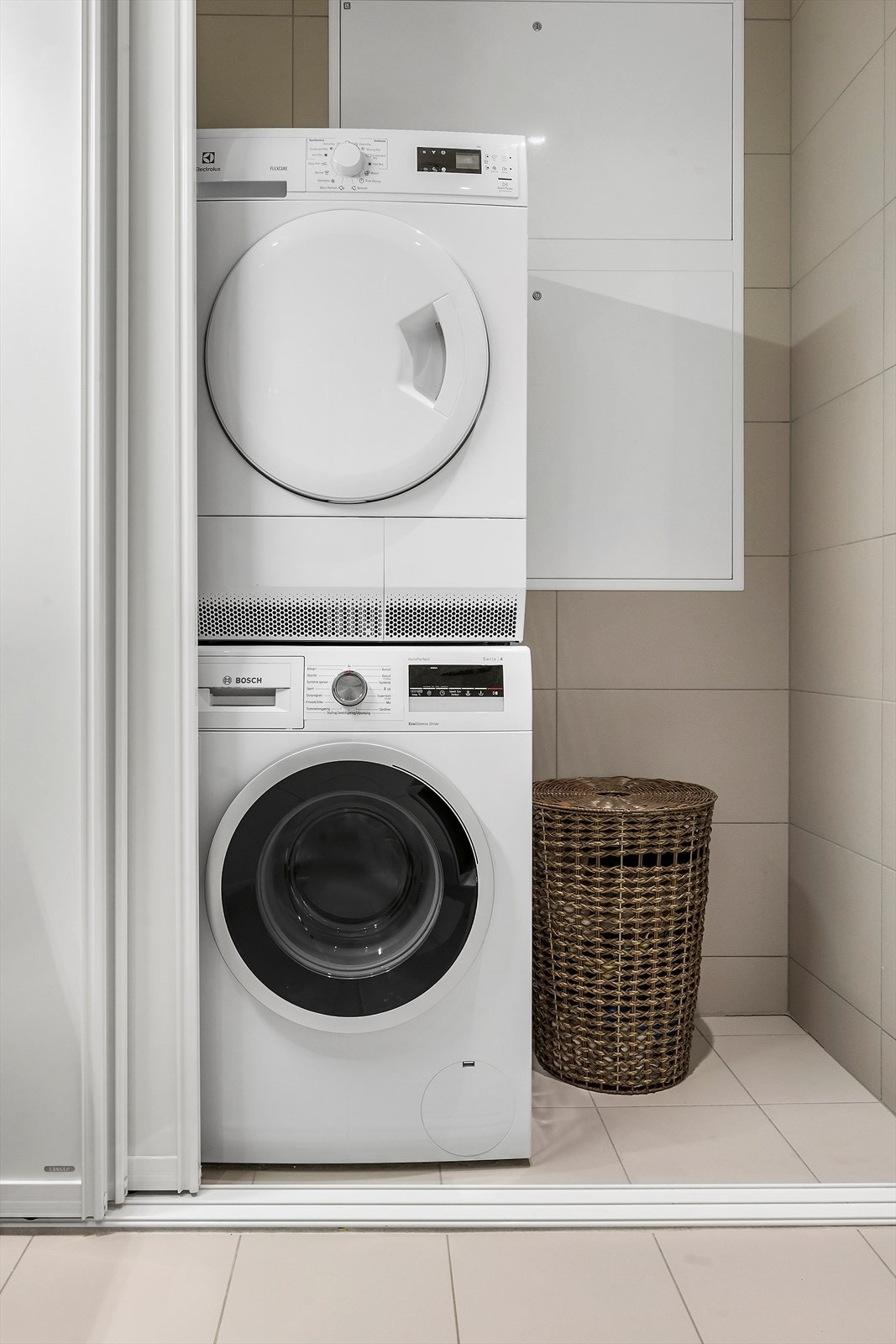 Det er montert skyvedørsgarderobe på badet også. Fin løysing for å skjule kvitevarene. Galleribilde