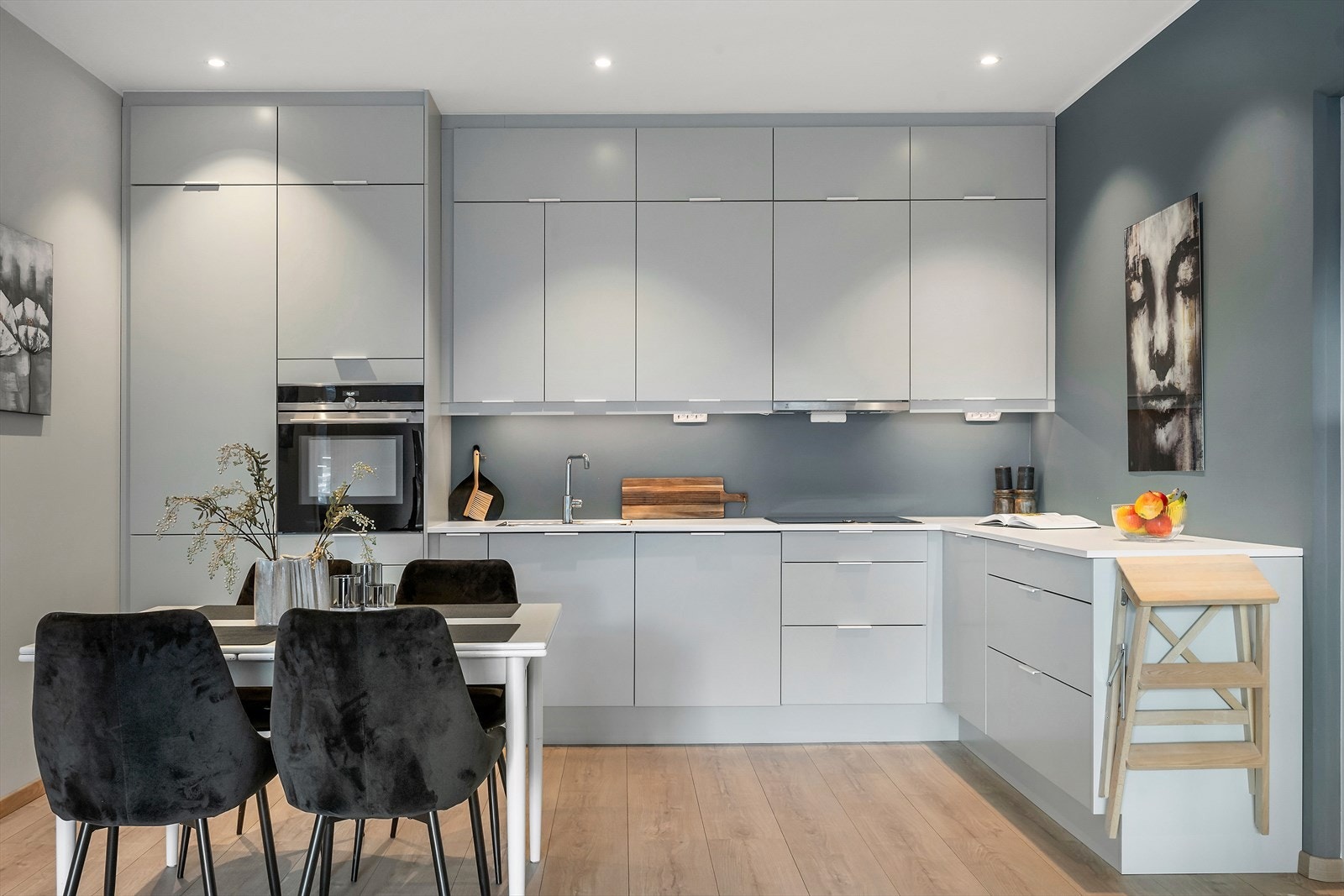 Kjøkkenet er påkosta med ekstra innreiing som er montert heilt opp til himlinga. Alle kvitevarer er integrert. Galleribilde