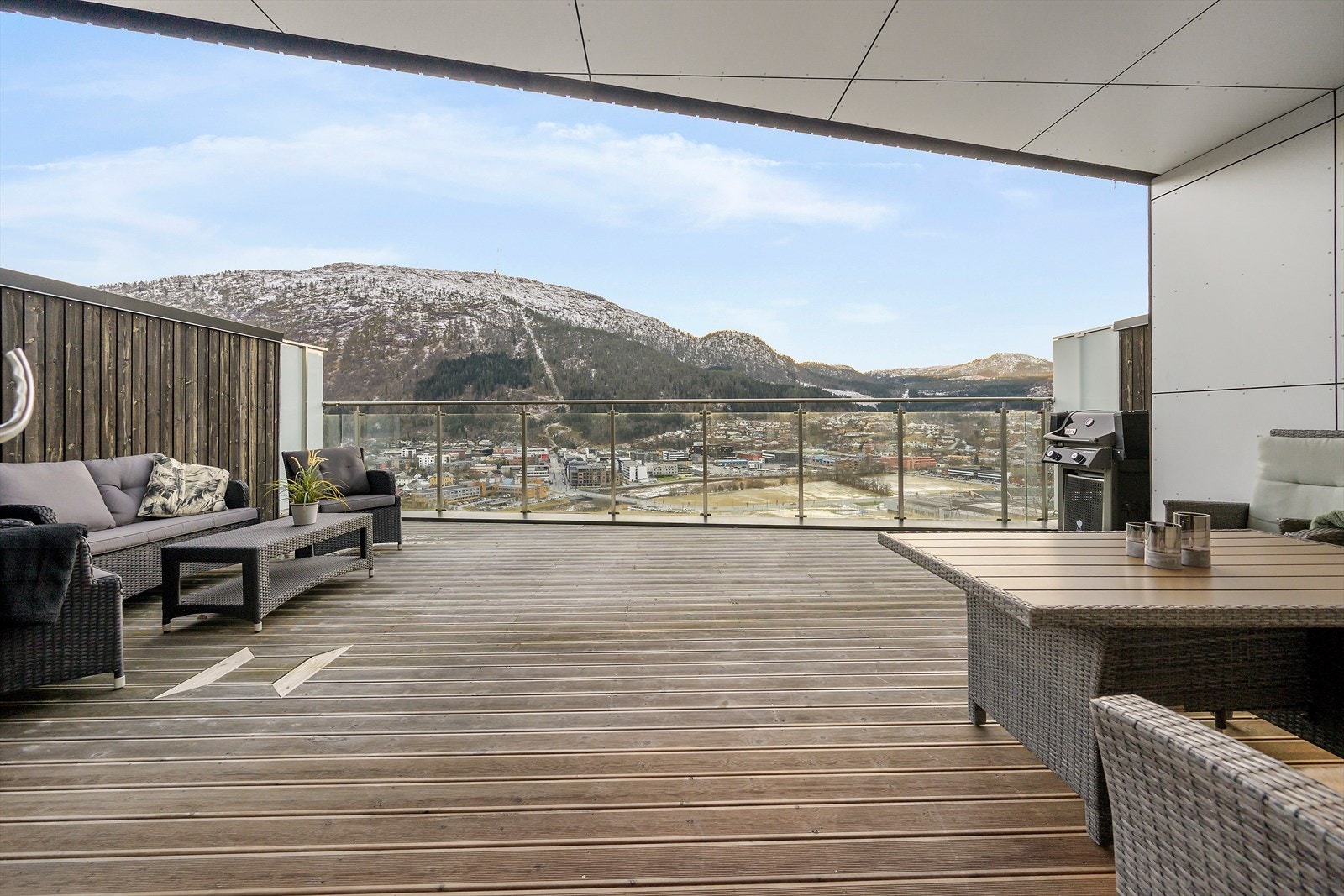 Frå stova ledar glasskyvedør ut til stor og svært solrik terrasse på heile 35 kvm. Galleribilde