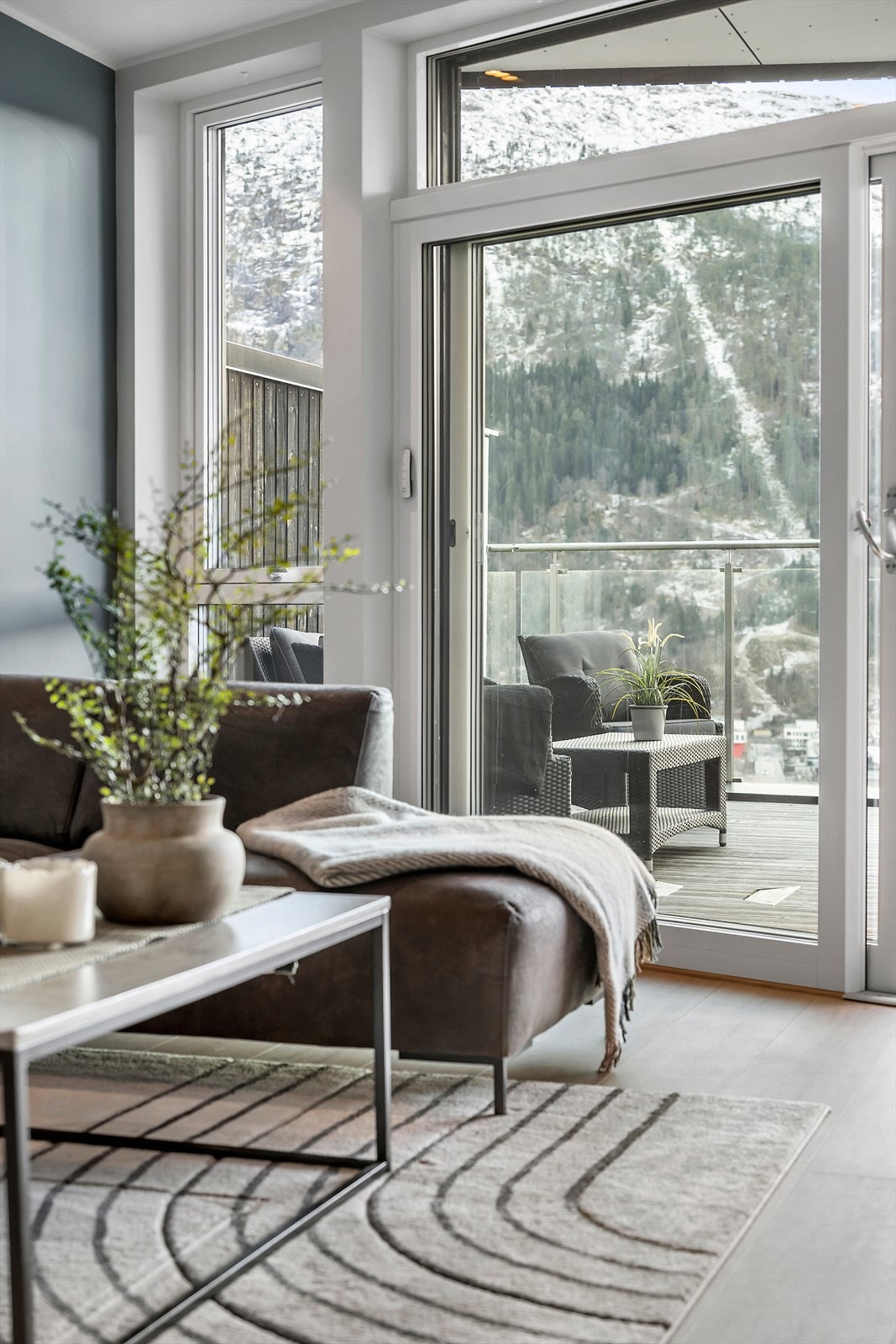 Leilegheita har godt lysinnslepp, flott utsyn og ingen innsyn. Galleribilde