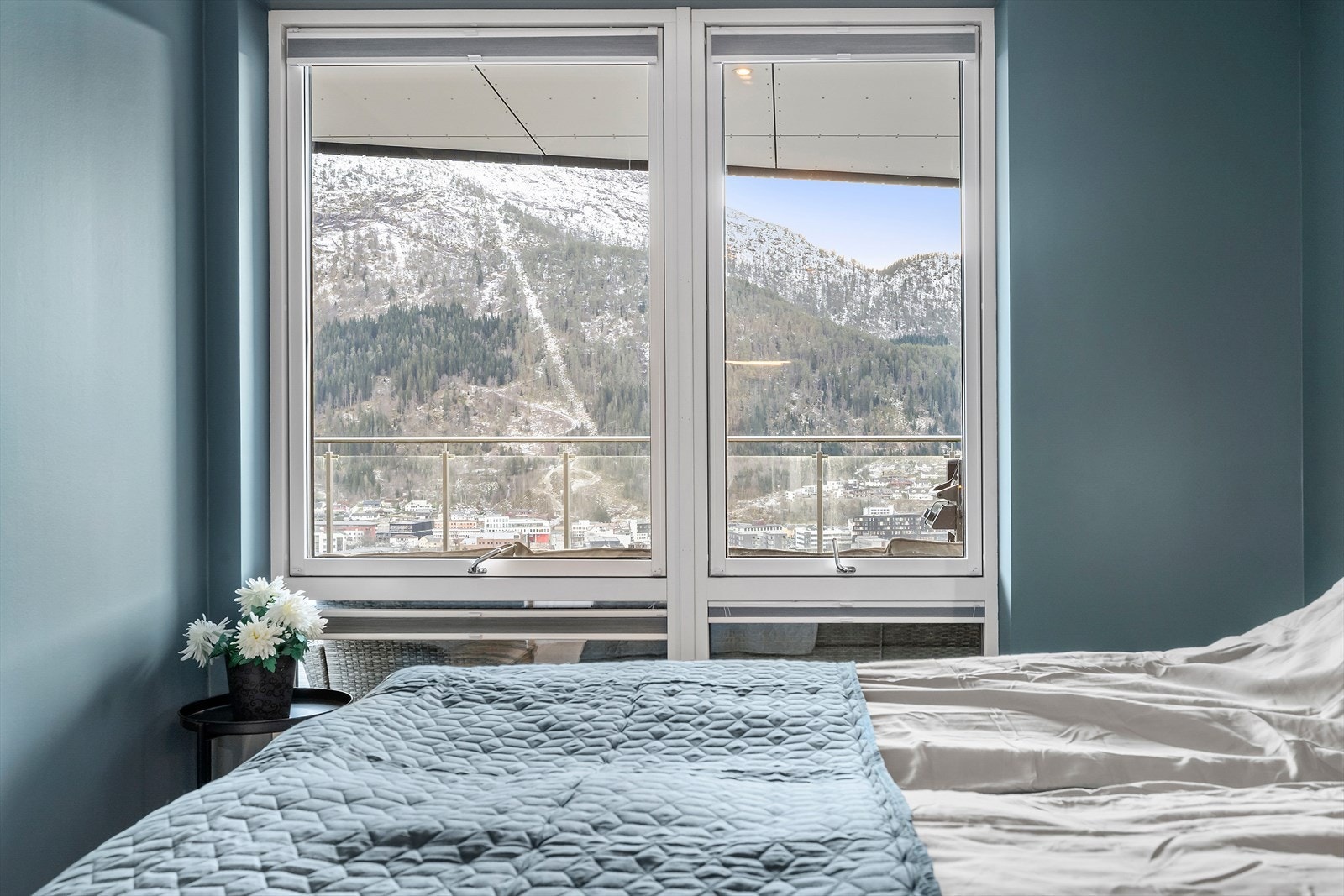 Her er utsyn over dalføret frå senga også. Galleribilde