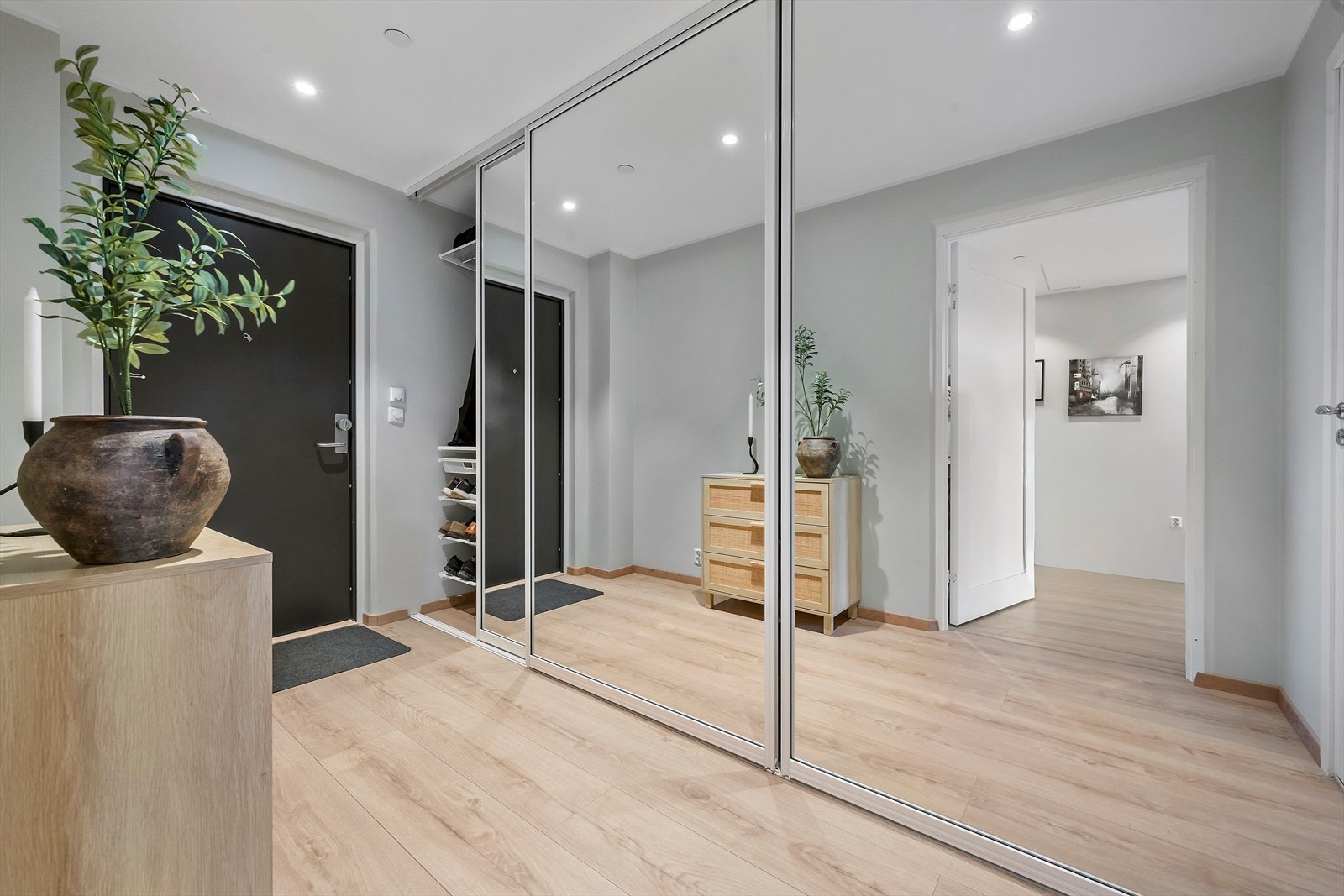 Her er det svært god plass til klede. Det er montert Elfa innreiing i garderobe. Legg merke til skohyllene ved døra. I tillegg disponerer leilegheita bod, med tilkomst frå gangen utanfor. Galleribilde