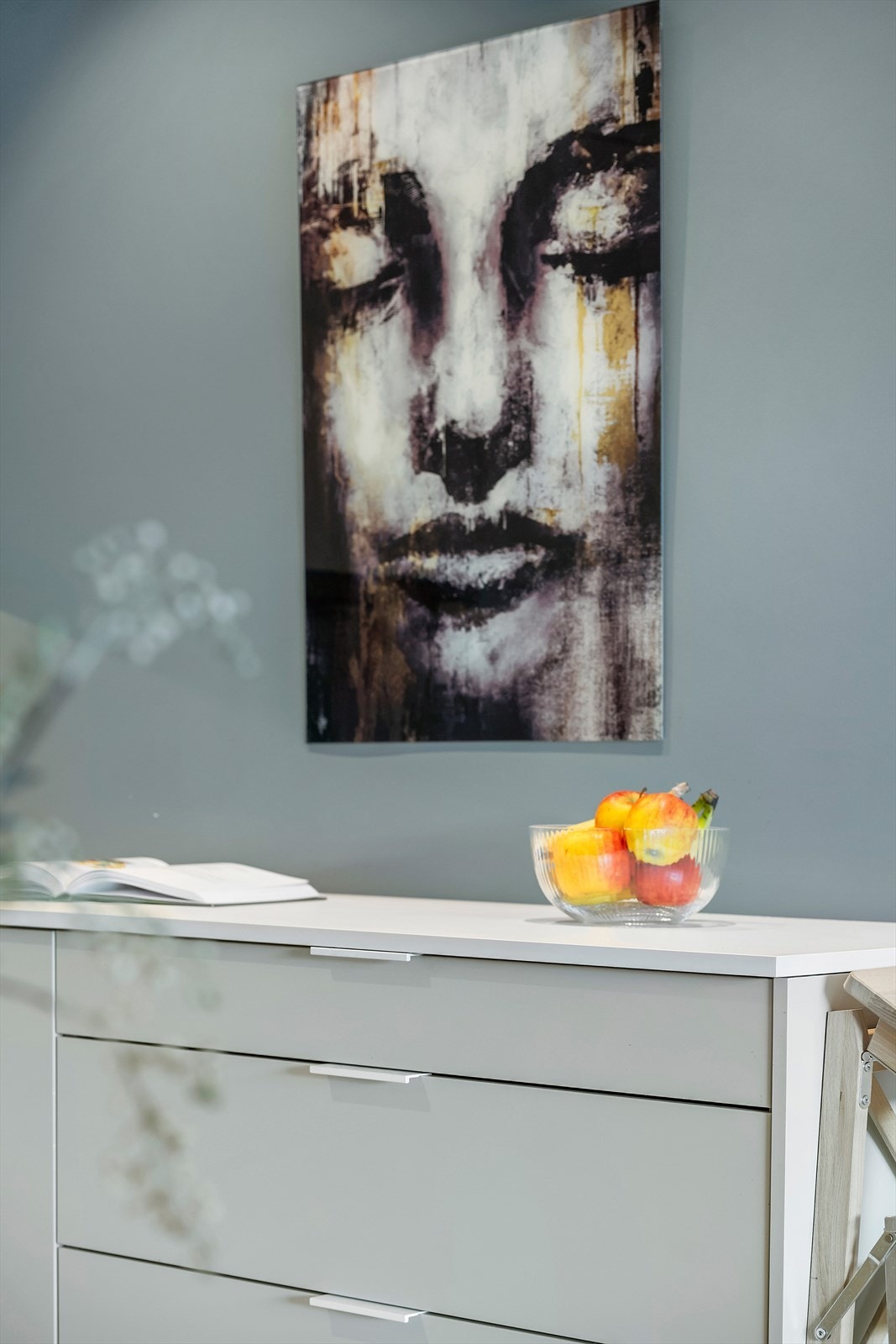 Kjøkkenet er fint gjennomført. Her er det god skåpplass og stor benkeflate. Galleribilde