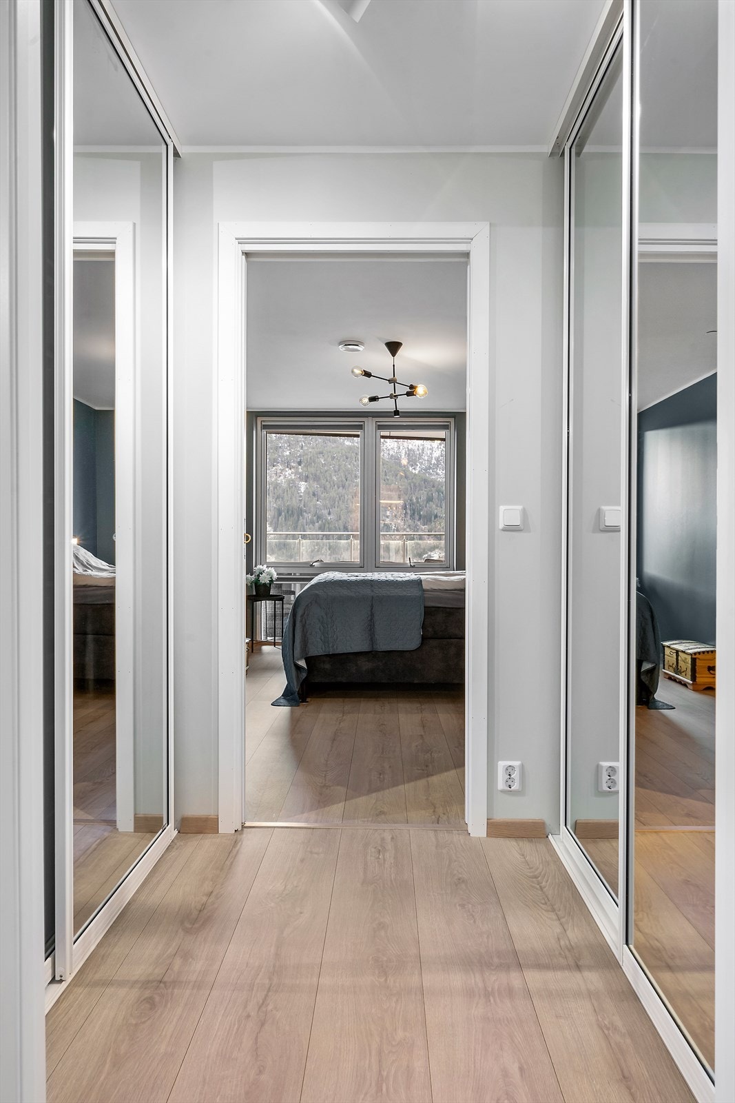 Garderoberommet har takhøge skyvedørsgarderobar på begge sider. Galleribilde