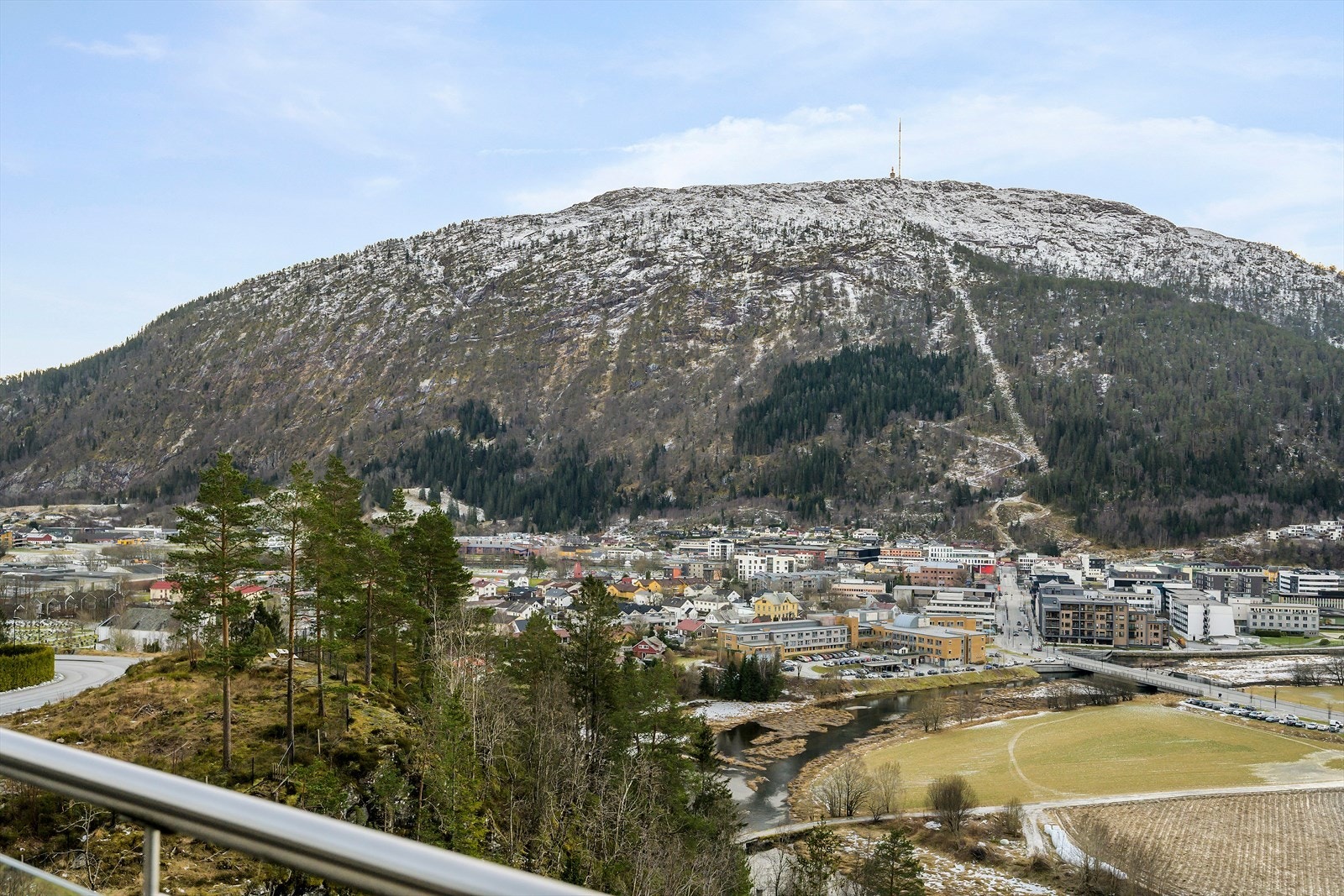 Frå terrassen er det panoramautsikt over dalføret og sentrum. Galleribilde