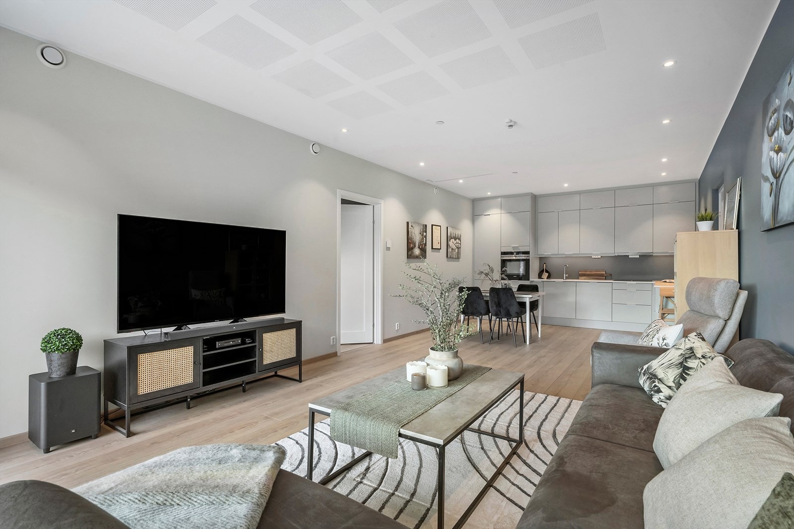 Legg merke til akustikkplatene i himlinga. Galleribilde