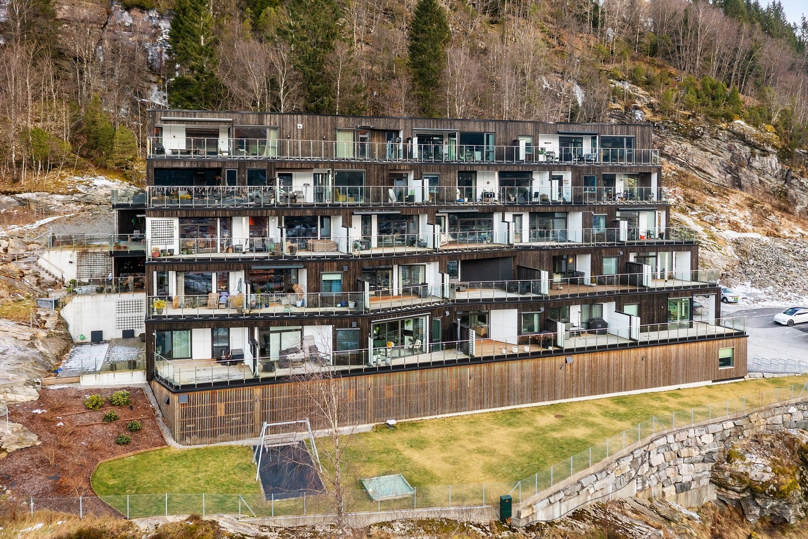 Zikzak er eit moderne leilegheits bygg med svært luftig plassering. Her er det storslagen utsikt, svært gode soltilhøve og usjenert å opphalde seg. Galleribilde