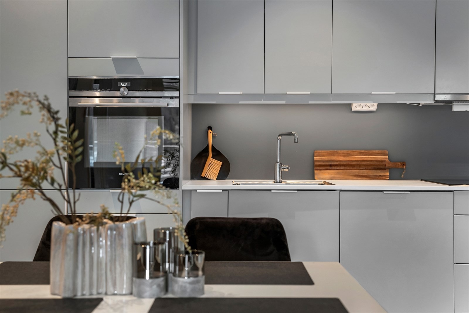 Her er det kjøl-/fryseskåp, kombiomn med steik/mikro, induksjonstopp og oppvaskmaskin. Galleribilde