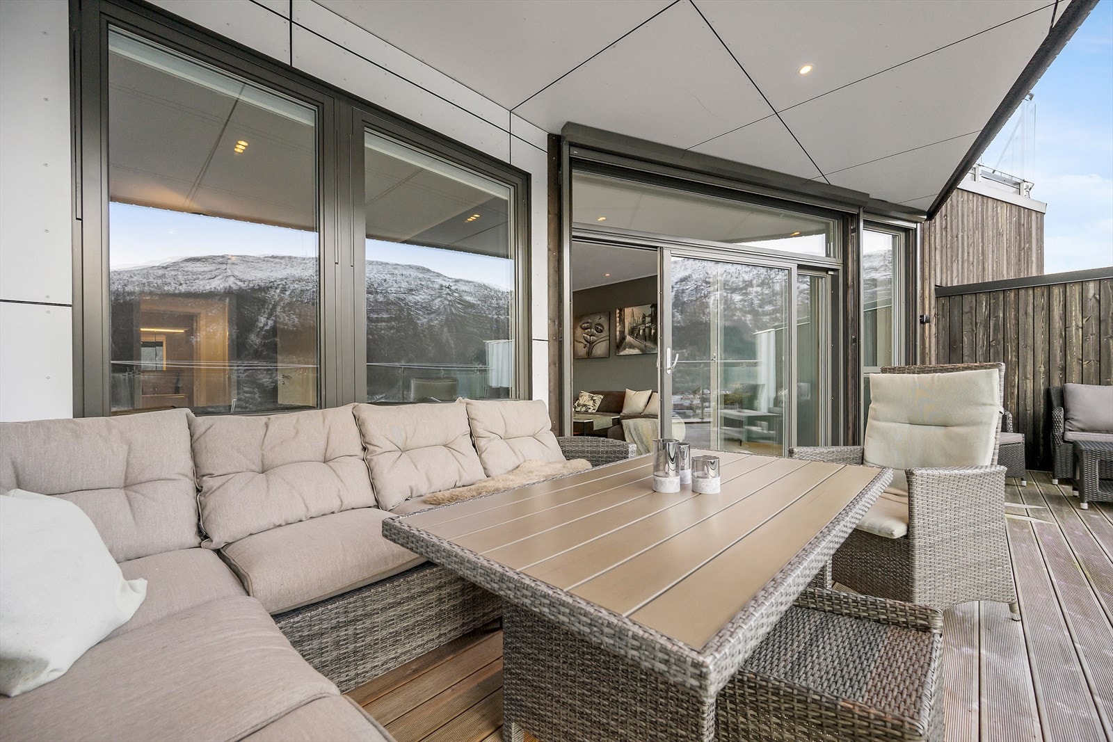 Bygget var oppført i 2021 og har høg standard. Her er det vassboren golvvarme i alle rom og balansert ventilasjon med varmegjenvinning. Galleribilde