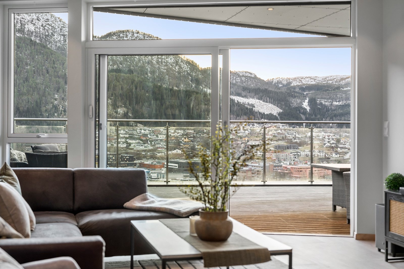 Velkommen til Falkensteinsvegen 63, ei svært luftig og usjenert leilegheit. Galleribilde