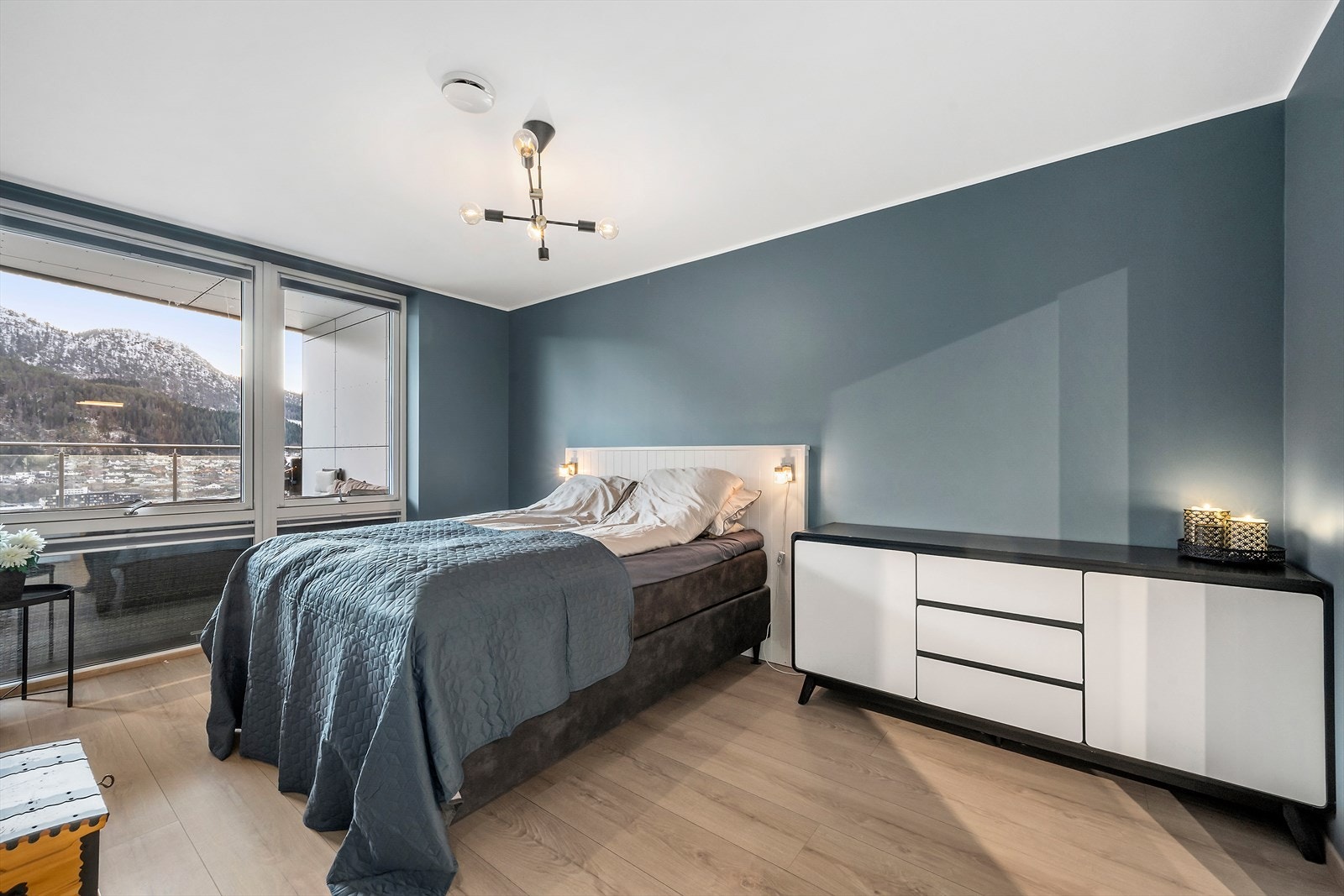 Leilegheita har svært romsleg soverom. Galleribilde