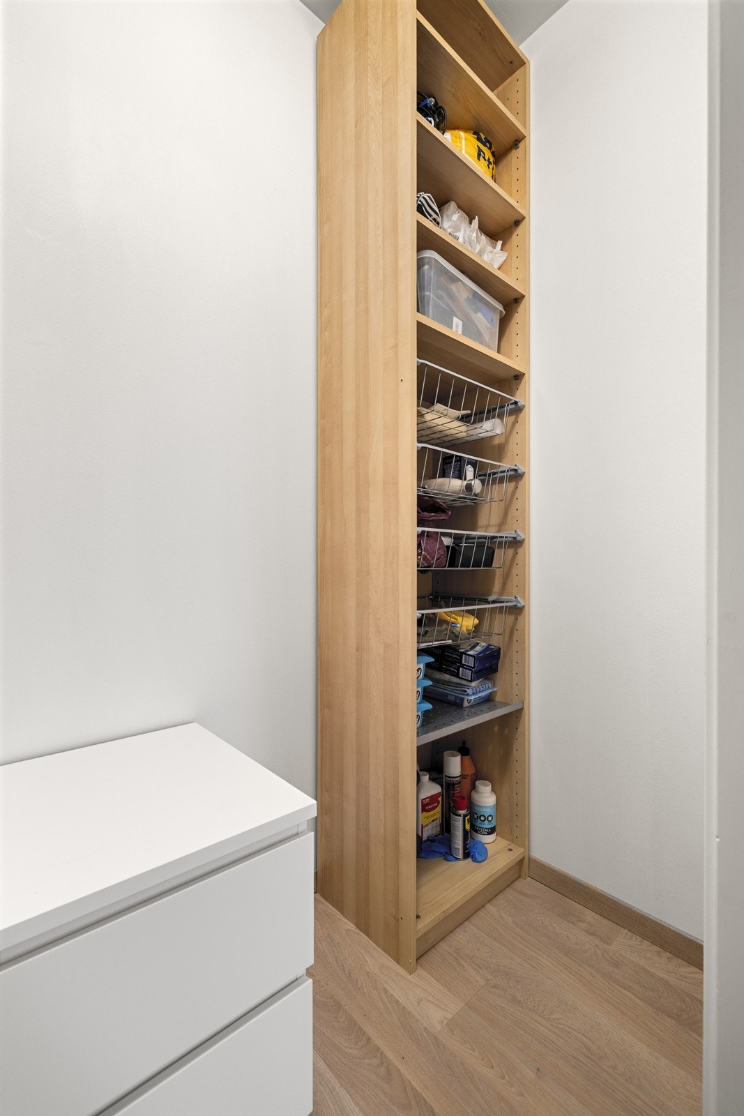 En innvendig bod gir praktisk og lett tilgjengelig lagringsplass. Galleribilde