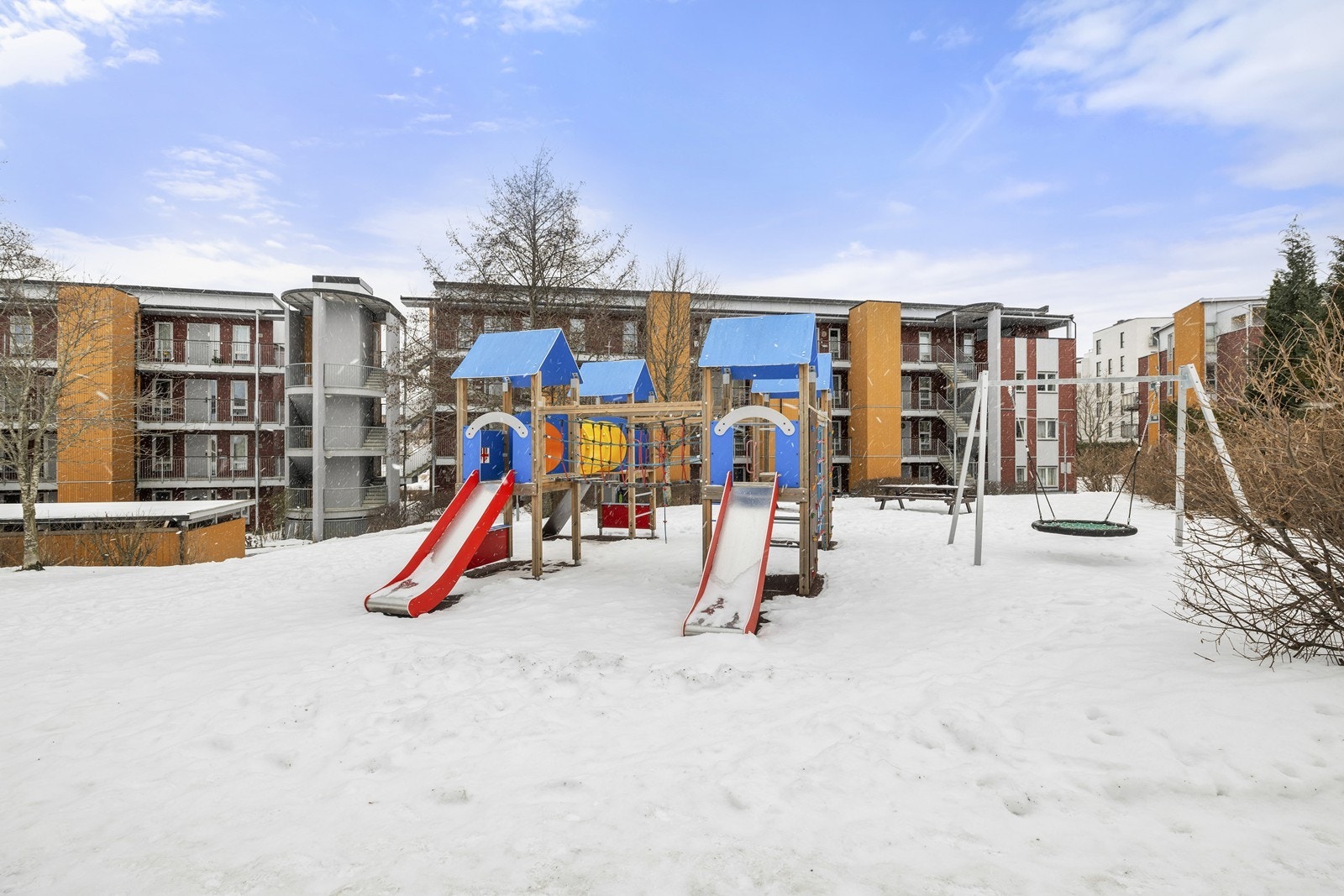 Borettslaget har lekeplass på fellesområdet, trygt og tilgjengelig for barna. Galleribilde