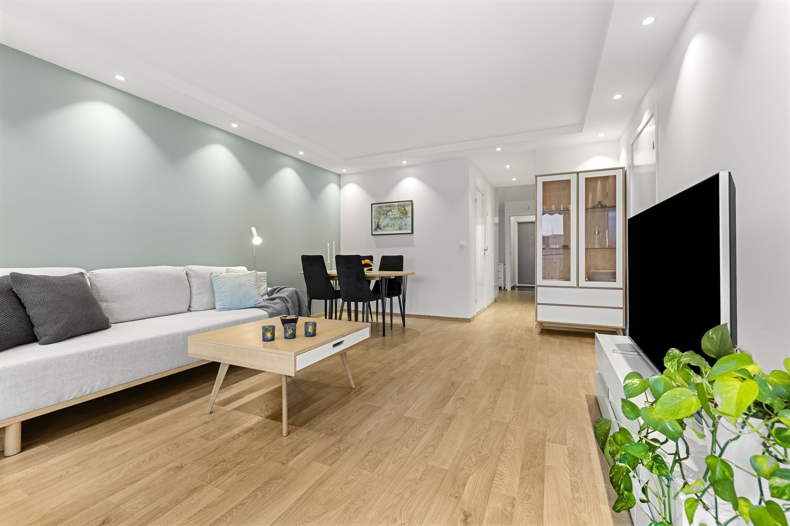 Gjennomgående laminatgulv i stue, kjøkken og soverom skaper en helhetlig stil. Galleribilde