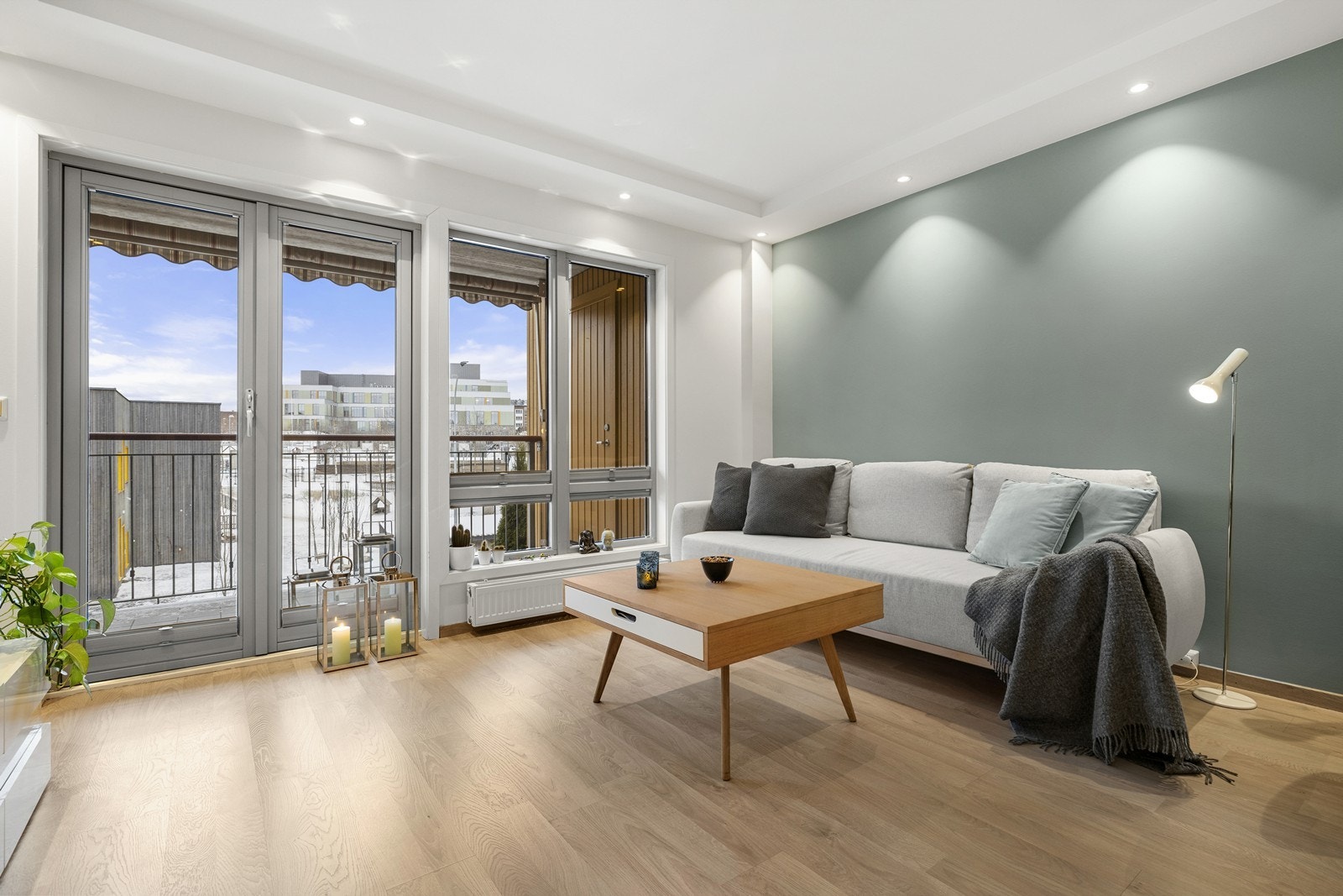 Stuen er et lyst og romslig oppholdsrom med direkte utgang til balkong. Galleribilde