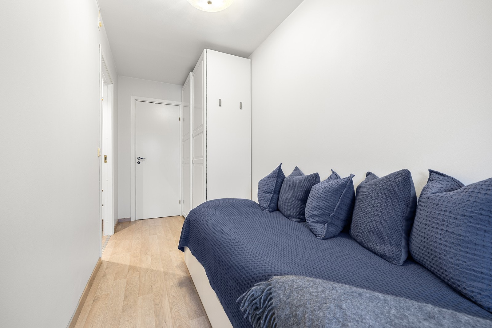 Rommet har lyse, malte vegger og laminat på gulvet. Galleribilde