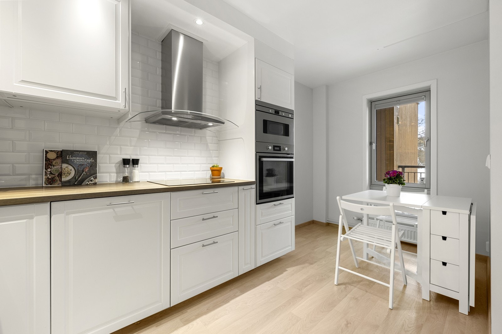 Her er det integrert komfyr, avtrekksvifte, oppvaskmaskin, kjøleskap og frys. Hyggelig spiseplass i tilknytting til kjøkkenet. Galleribilde